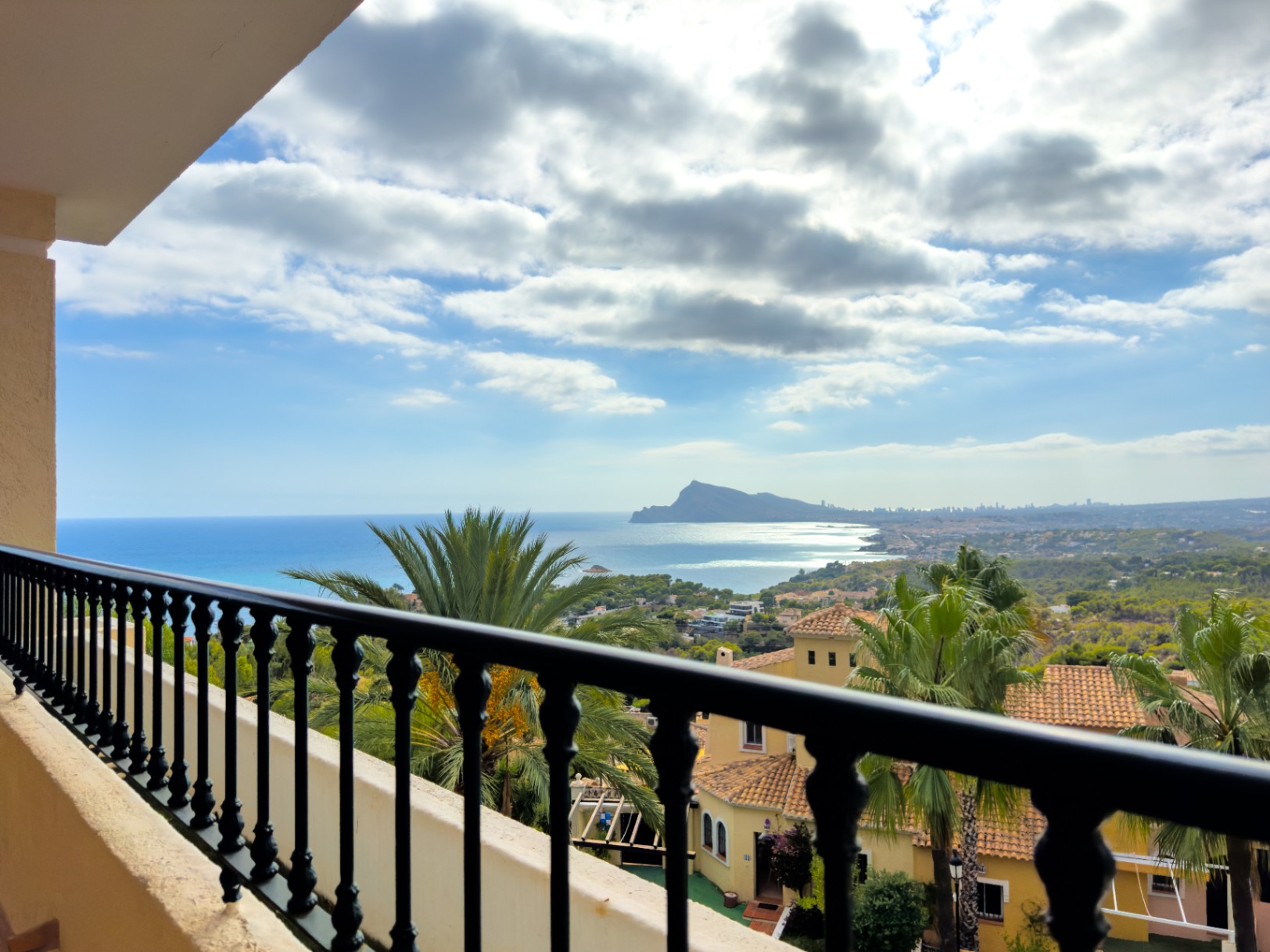 Sfeervol hoekappartement met zeezicht en privétuin in Altea Hills