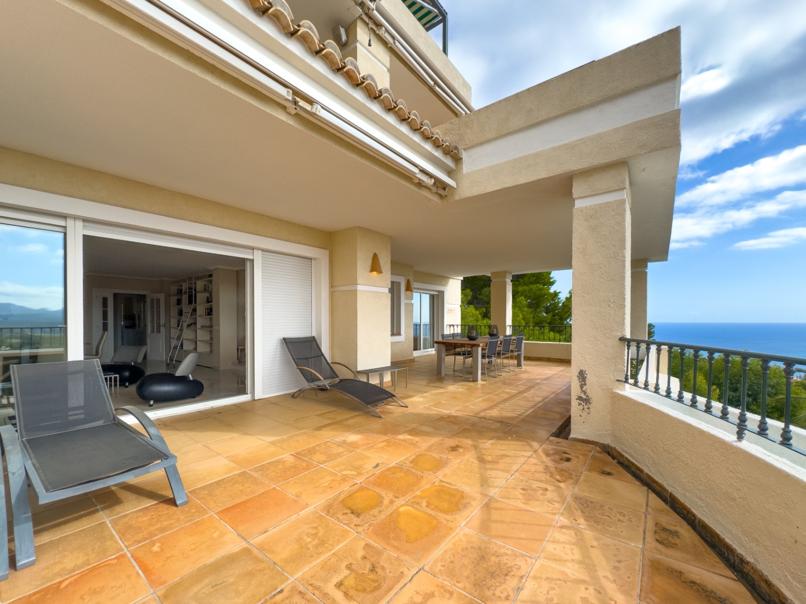Sfeervol hoekappartement met zeezicht en privétuin in Altea Hills