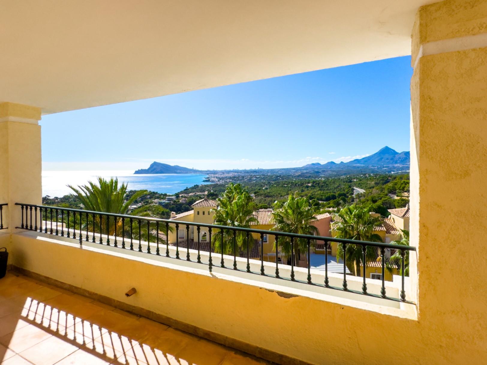 Sfeervol hoekappartement met zeezicht en privétuin in Altea Hills