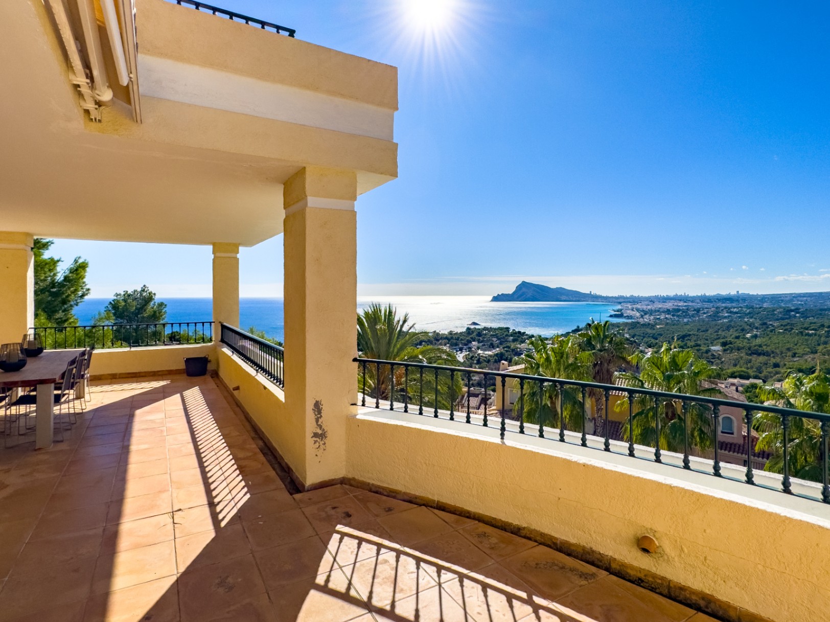 Sfeervol hoekappartement met zeezicht en privétuin in Altea Hills