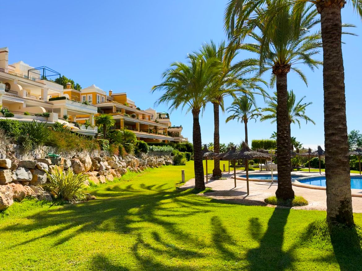 Sfeervol hoekappartement met zeezicht en privétuin in Altea Hills