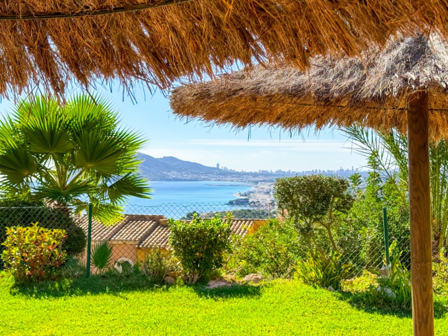Sfeervol hoekappartement met zeezicht en privétuin in Altea Hills