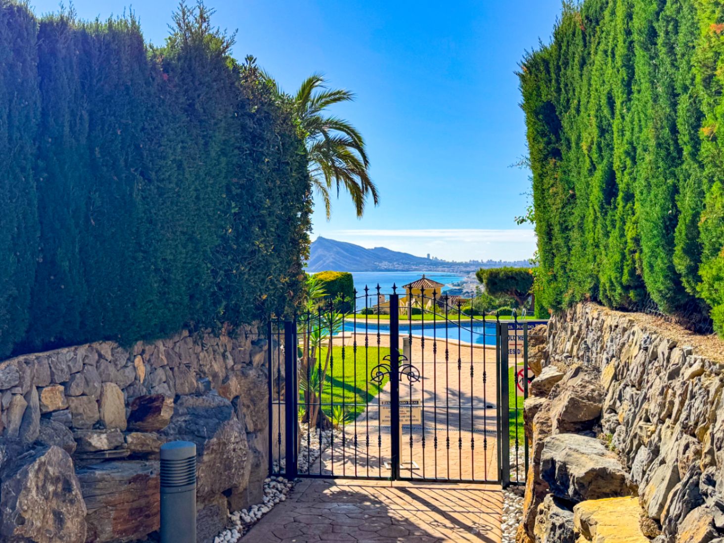Sfeervol hoekappartement met zeezicht en privétuin in Altea Hills