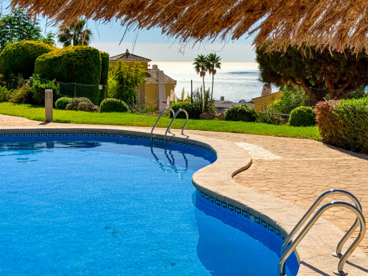 Sfeervol hoekappartement met zeezicht en privétuin in Altea Hills