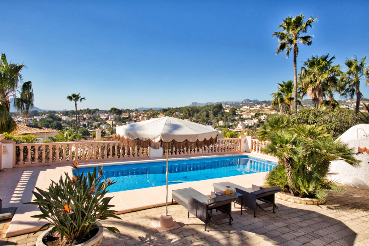 Vrijstaande villa met zeezicht te koop in Benissa