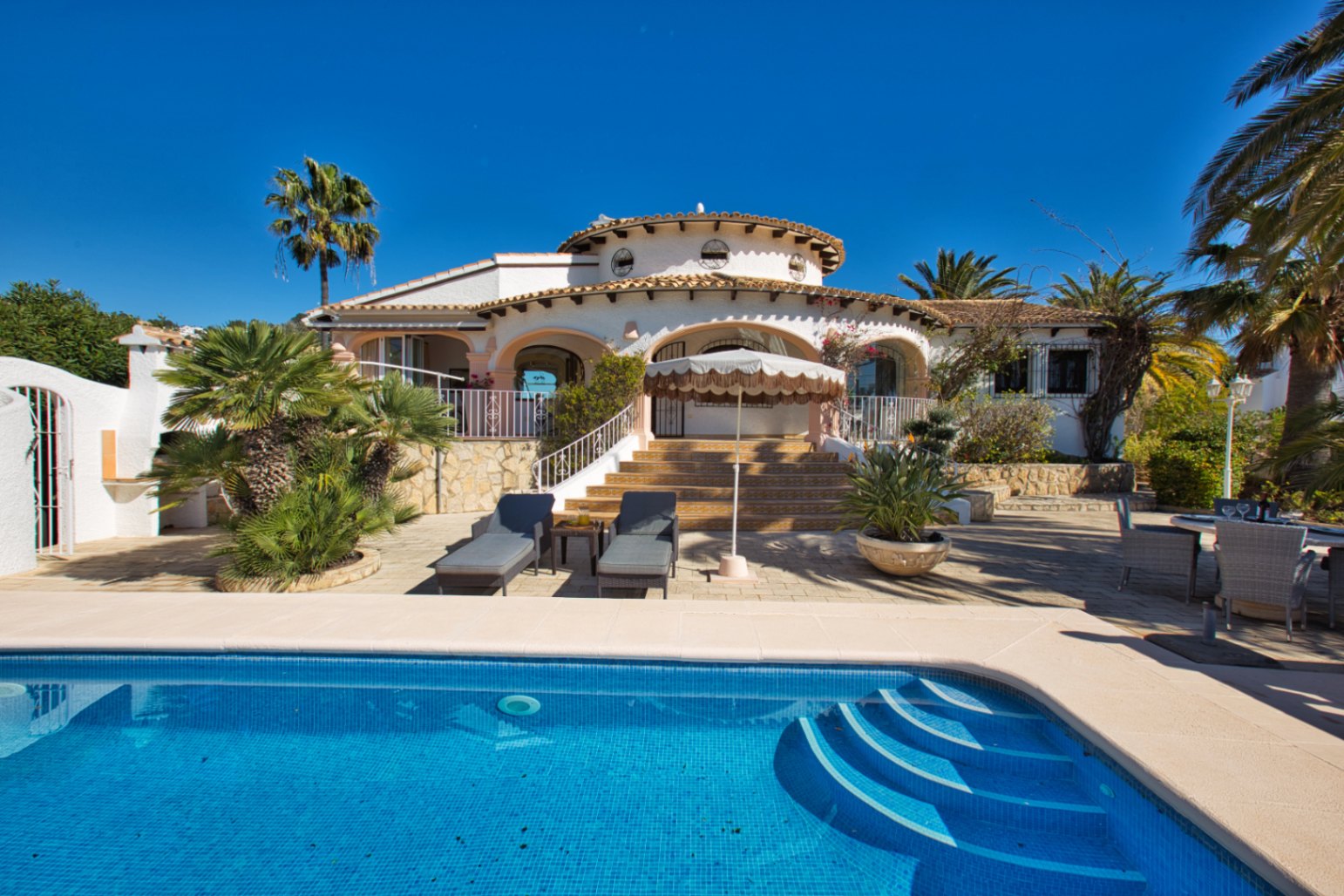 Vrijstaande villa met zeezicht te koop in Benissa