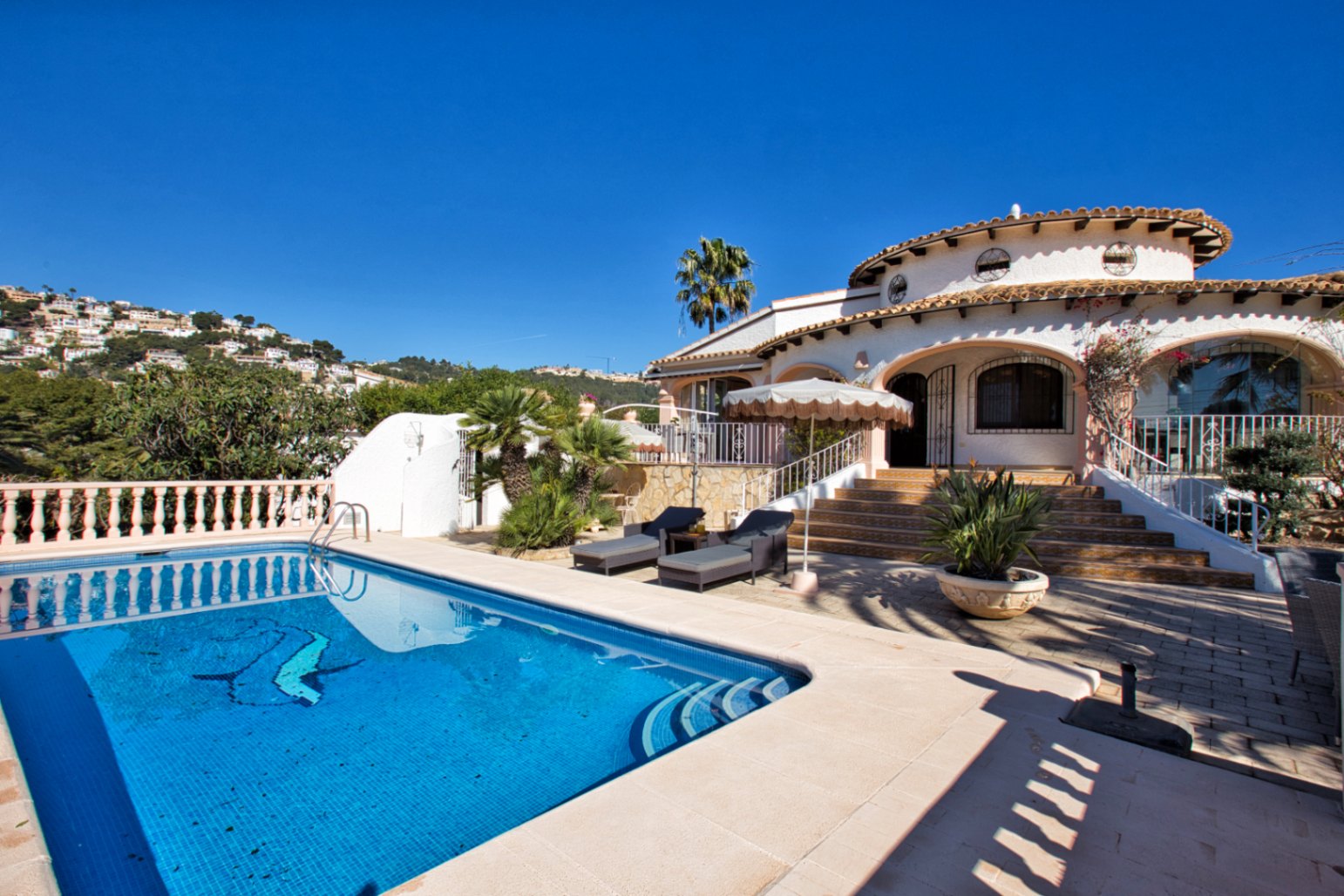 Vrijstaande villa met zeezicht te koop in Benissa