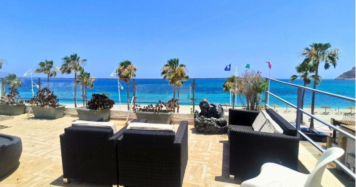 Ruime villa met zwembad aan het strand te koop in Albir