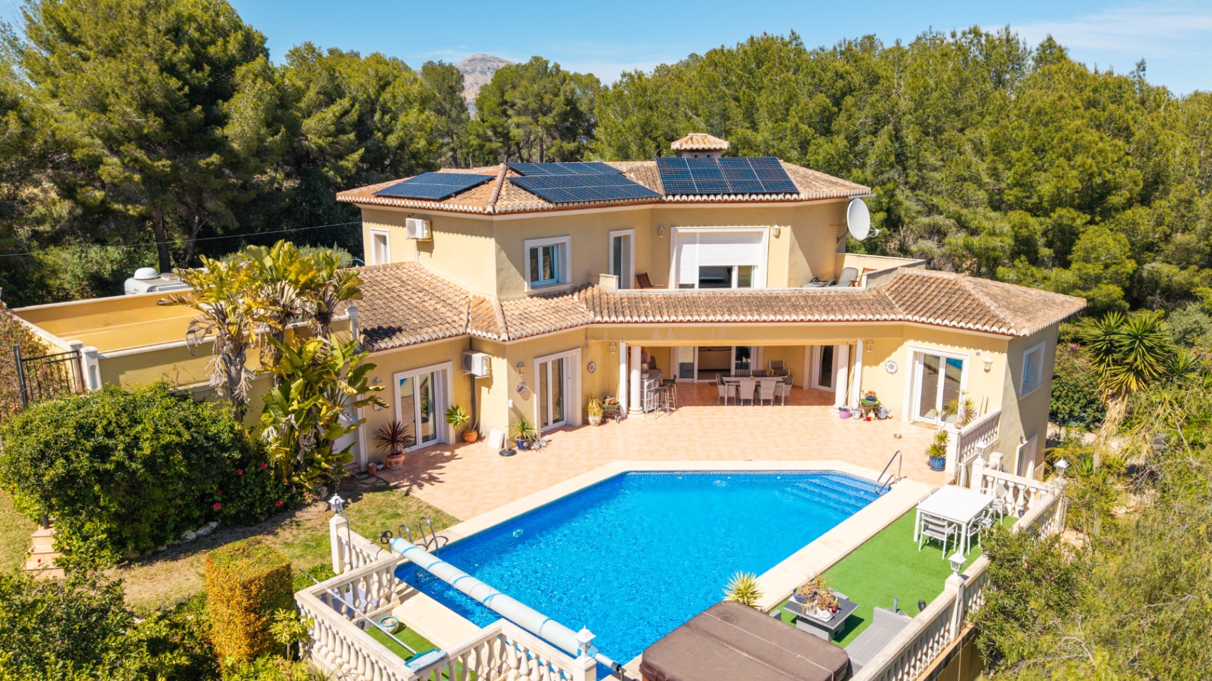Ruime villa met gastenverblijf te koop in Javea