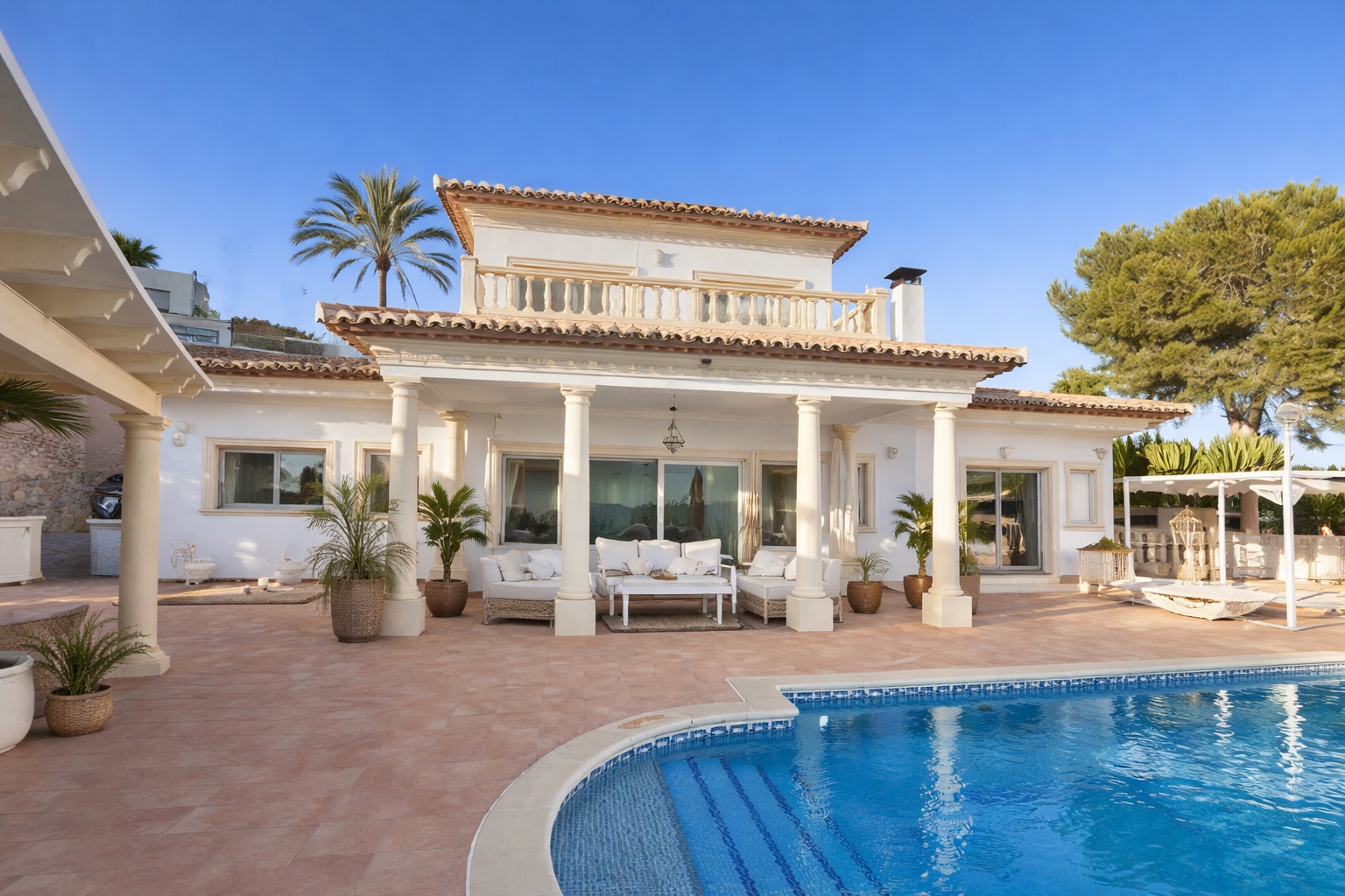 Ruime villa met zeezicht te koop in Moraira