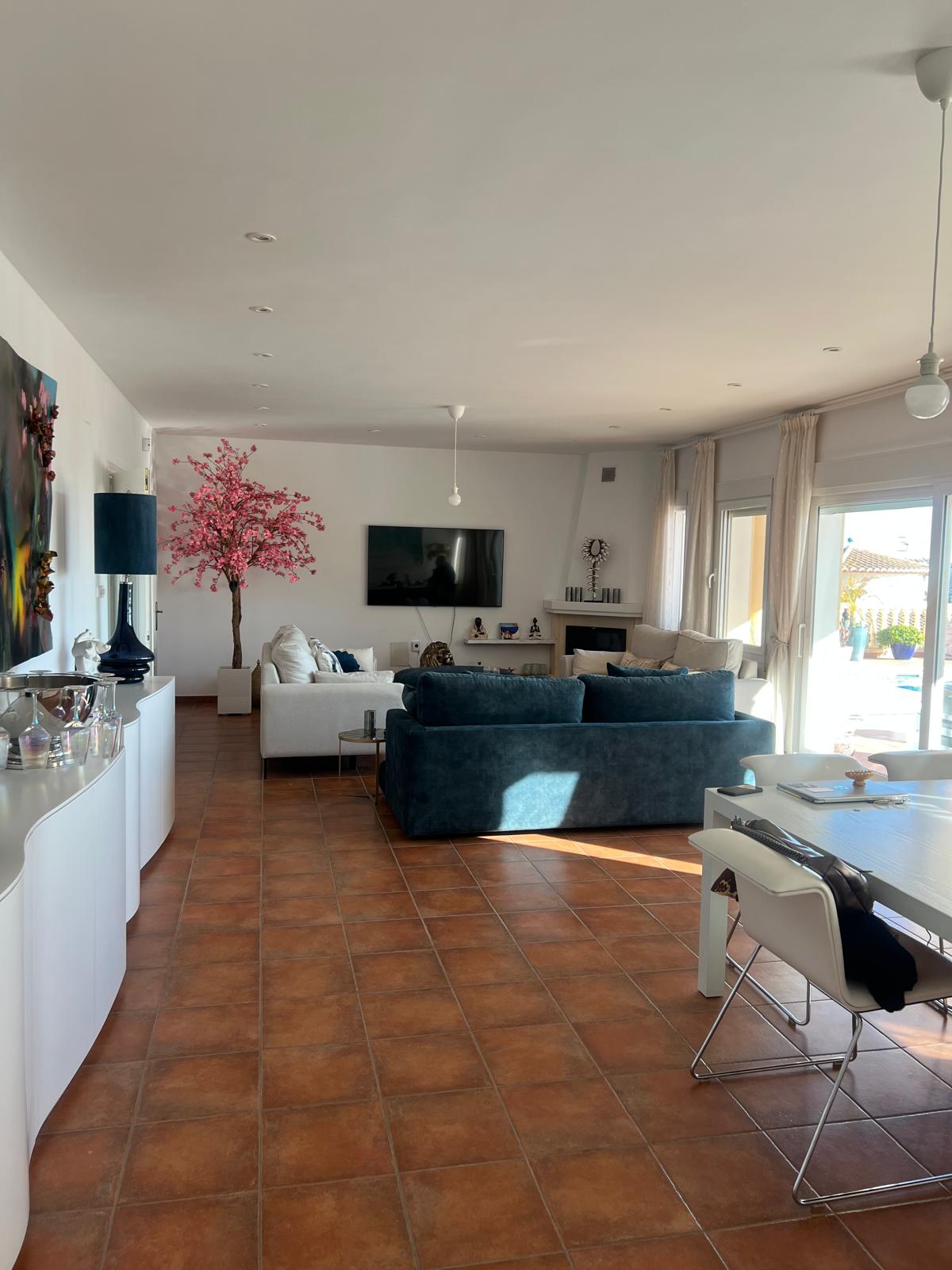Ruime villa met zeezicht te koop in Moraira