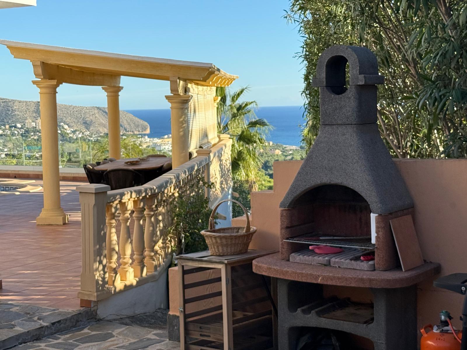 Ruime villa met zeezicht te koop in Moraira