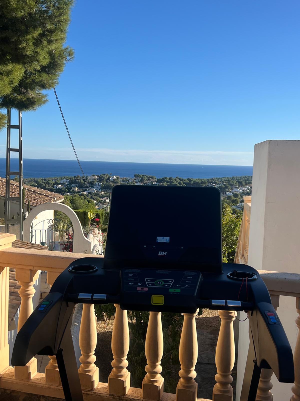 Ruime villa met zeezicht te koop in Moraira