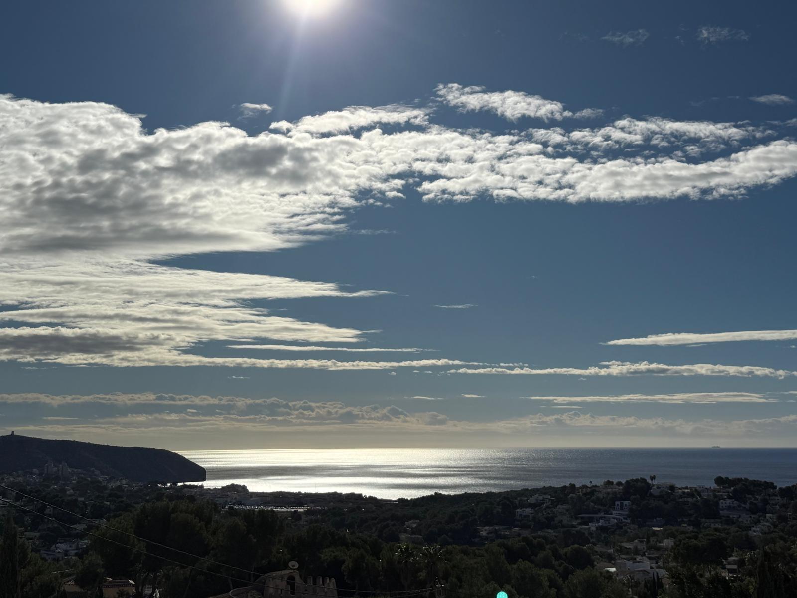 Ruime villa met zeezicht te koop in Moraira