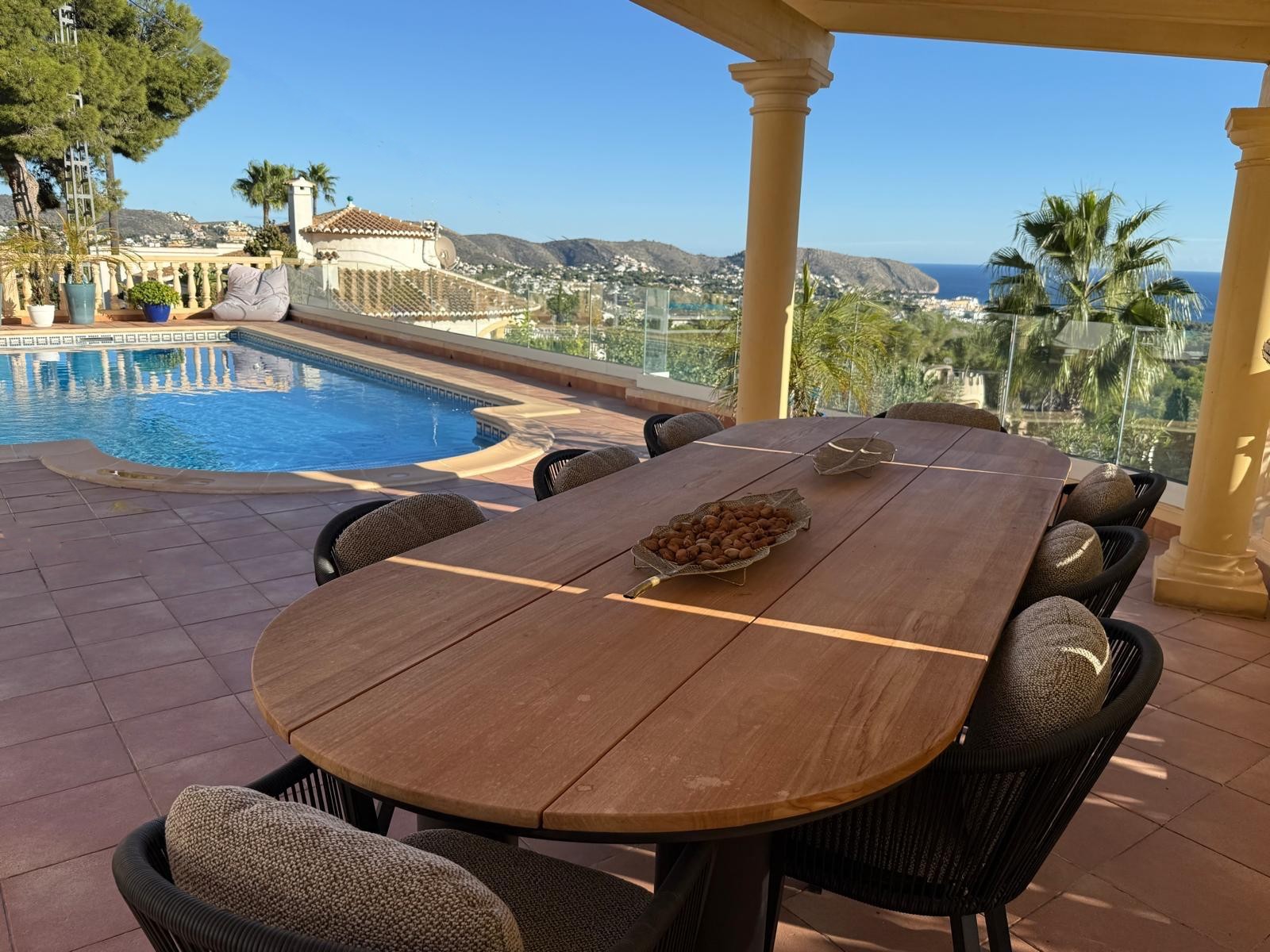 Ruime villa met zeezicht te koop in Moraira