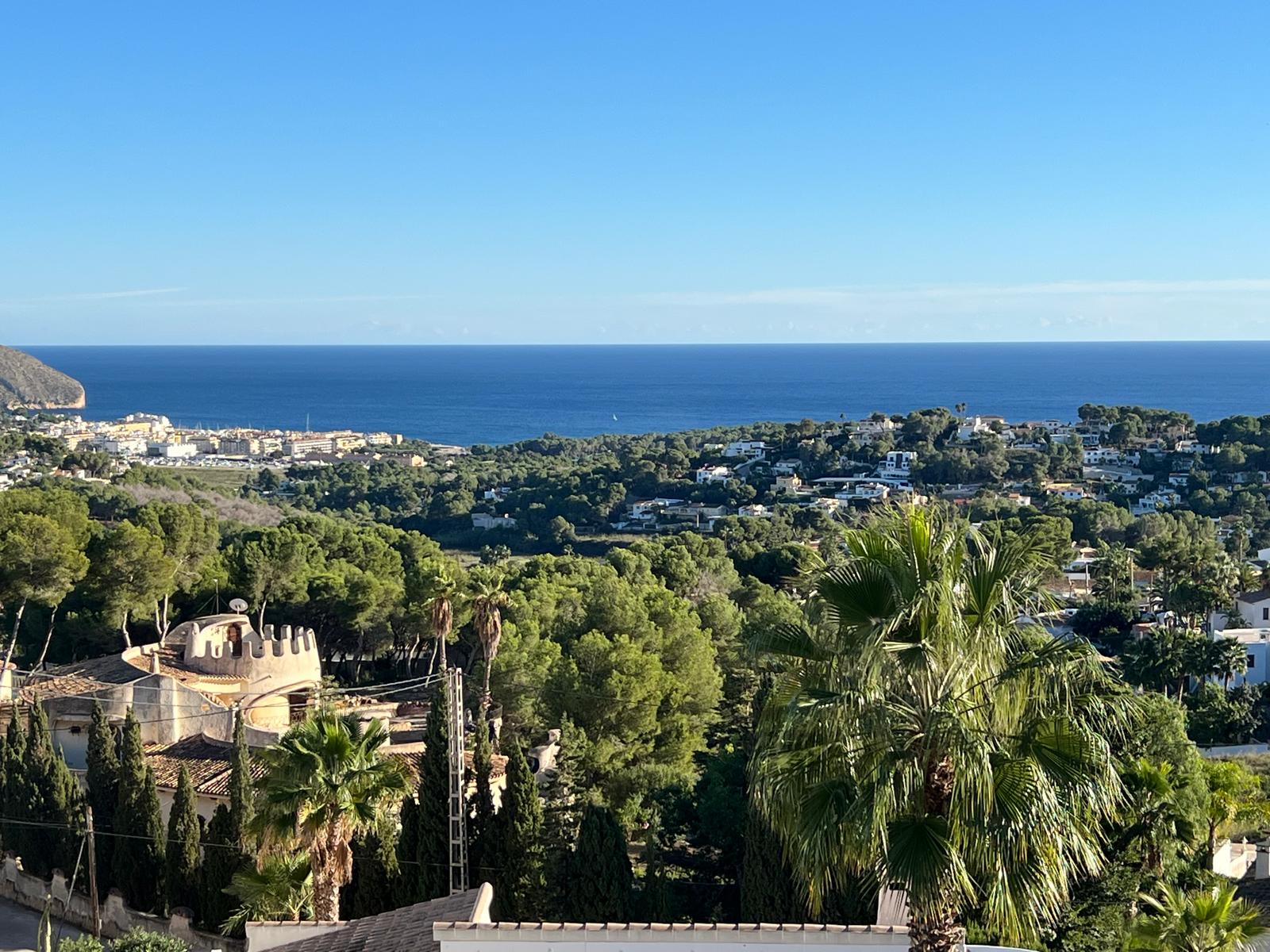 Ruime villa met zeezicht te koop in Moraira