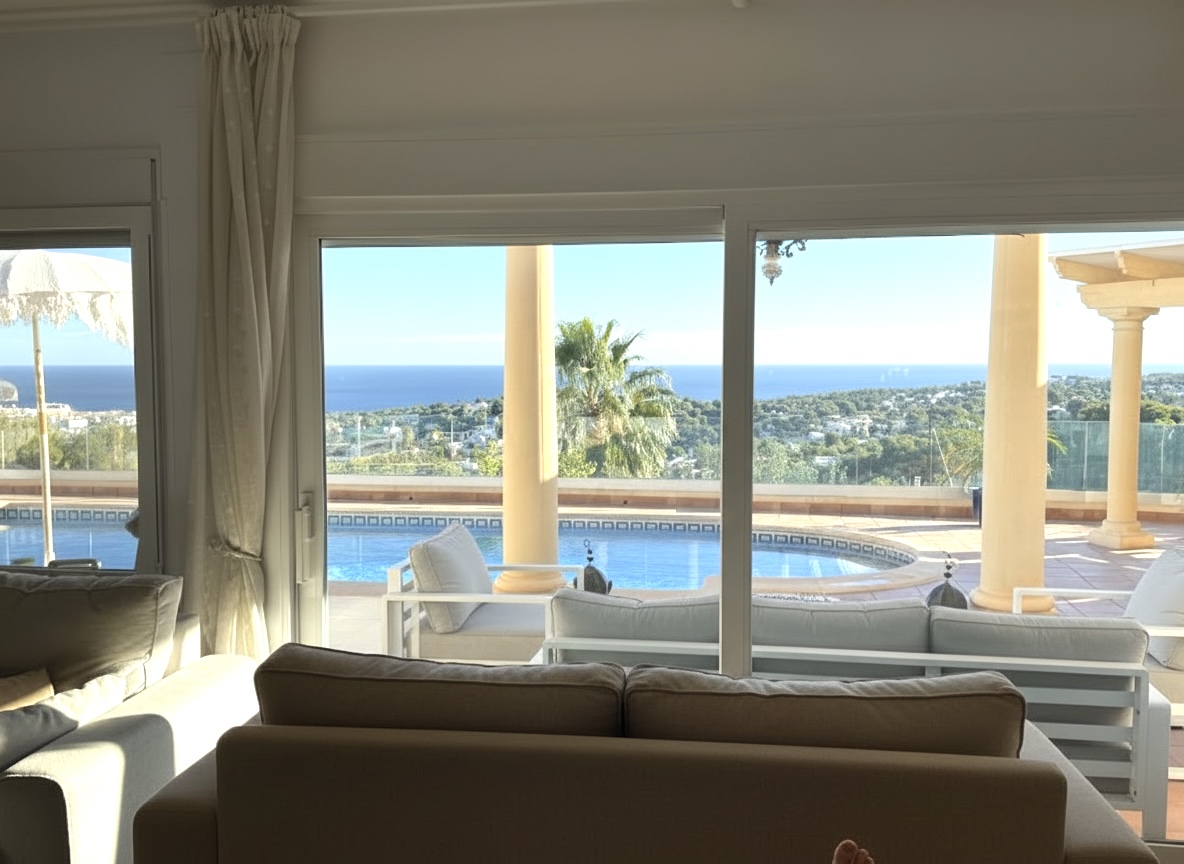 Ruime villa met zeezicht te koop in Moraira