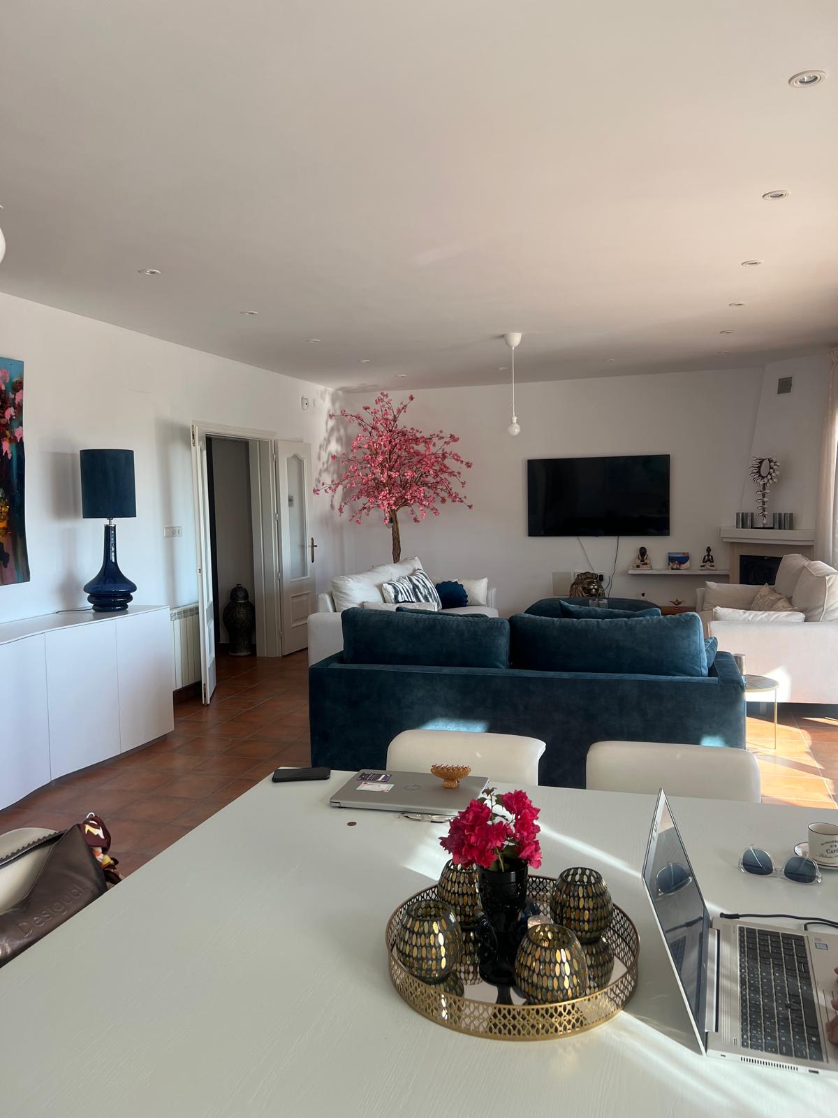 Ruime villa met zeezicht te koop in Moraira