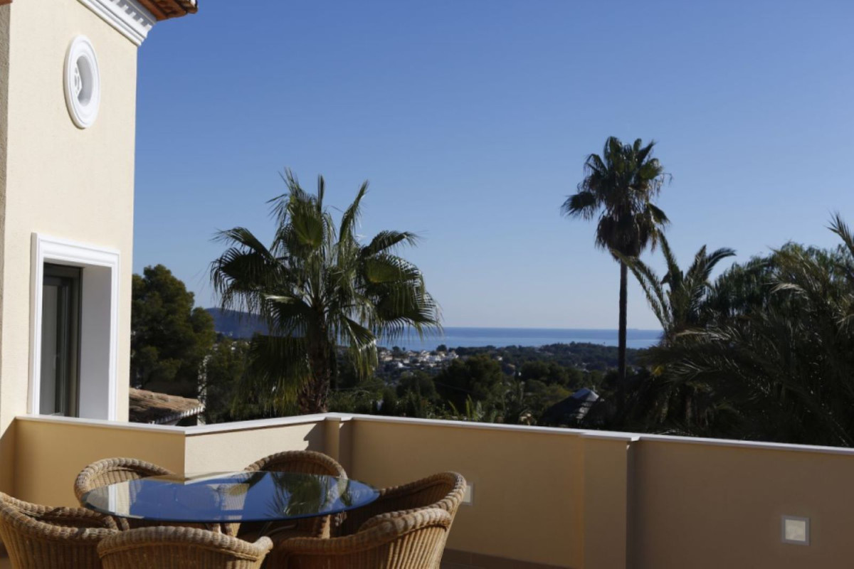 Luxe villa met twee verdiepingen en zeezicht in Benissa