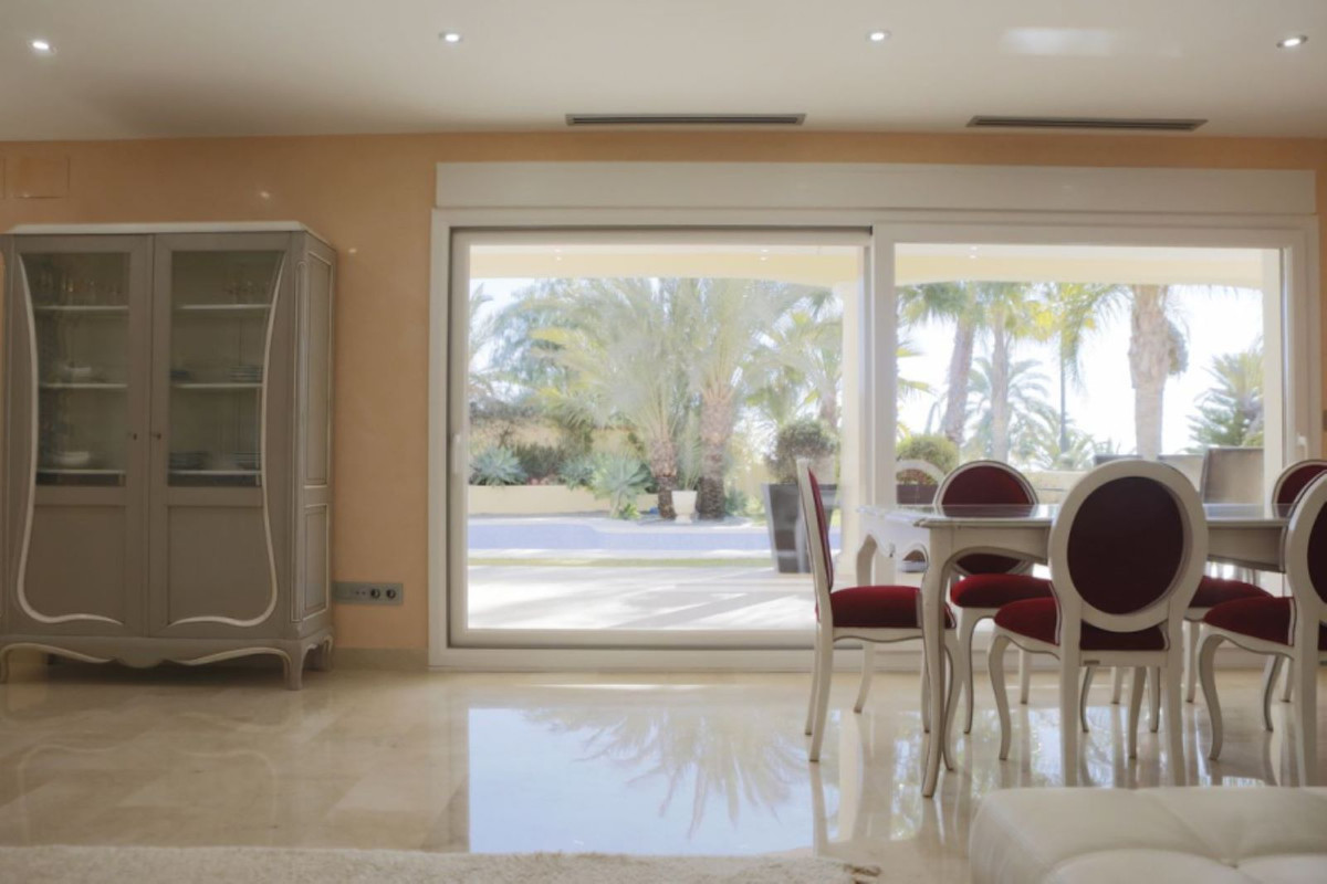 Luxe villa met twee verdiepingen en zeezicht in Benissa