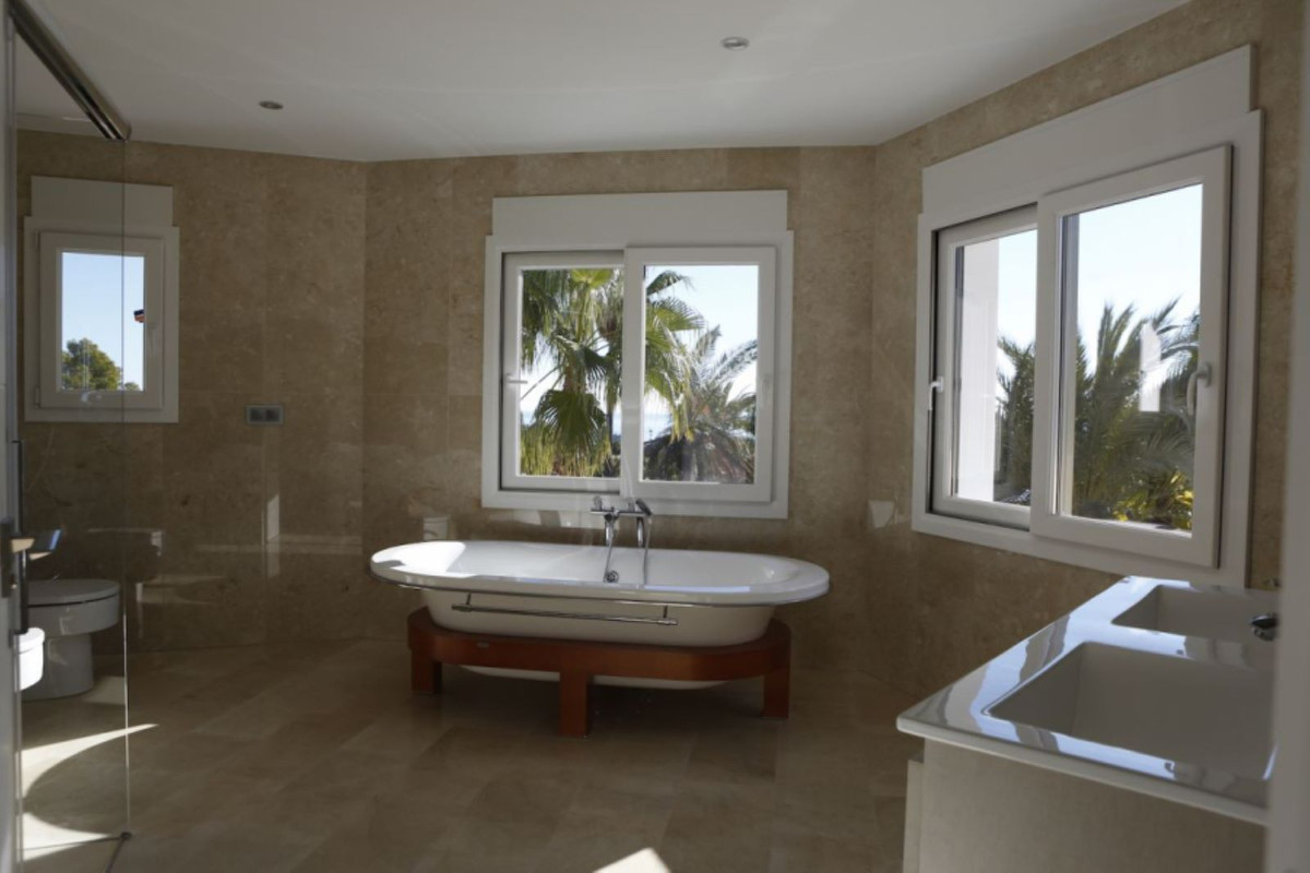 Luxe villa met twee verdiepingen en zeezicht in Benissa