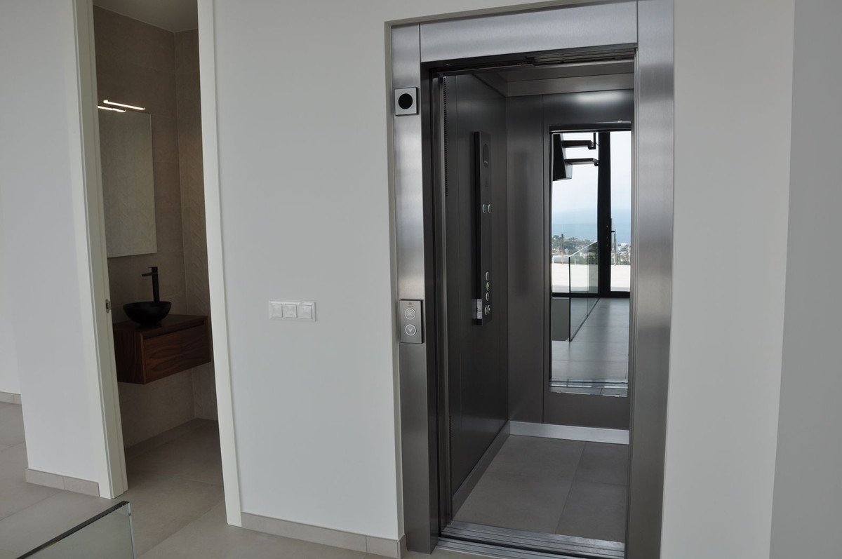 Instapklare moderne luxe villa met panoramisch zeezicht in Benissa
