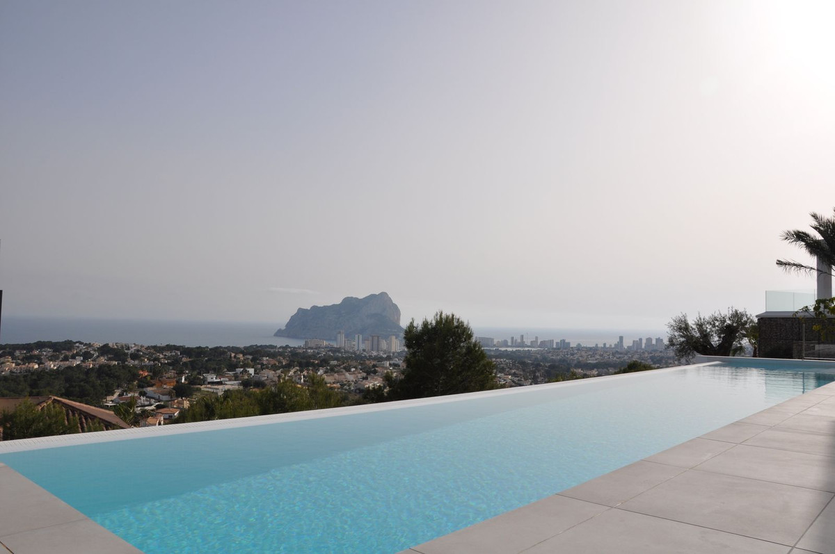 Instapklare moderne luxe villa met panoramisch zeezicht in Benissa