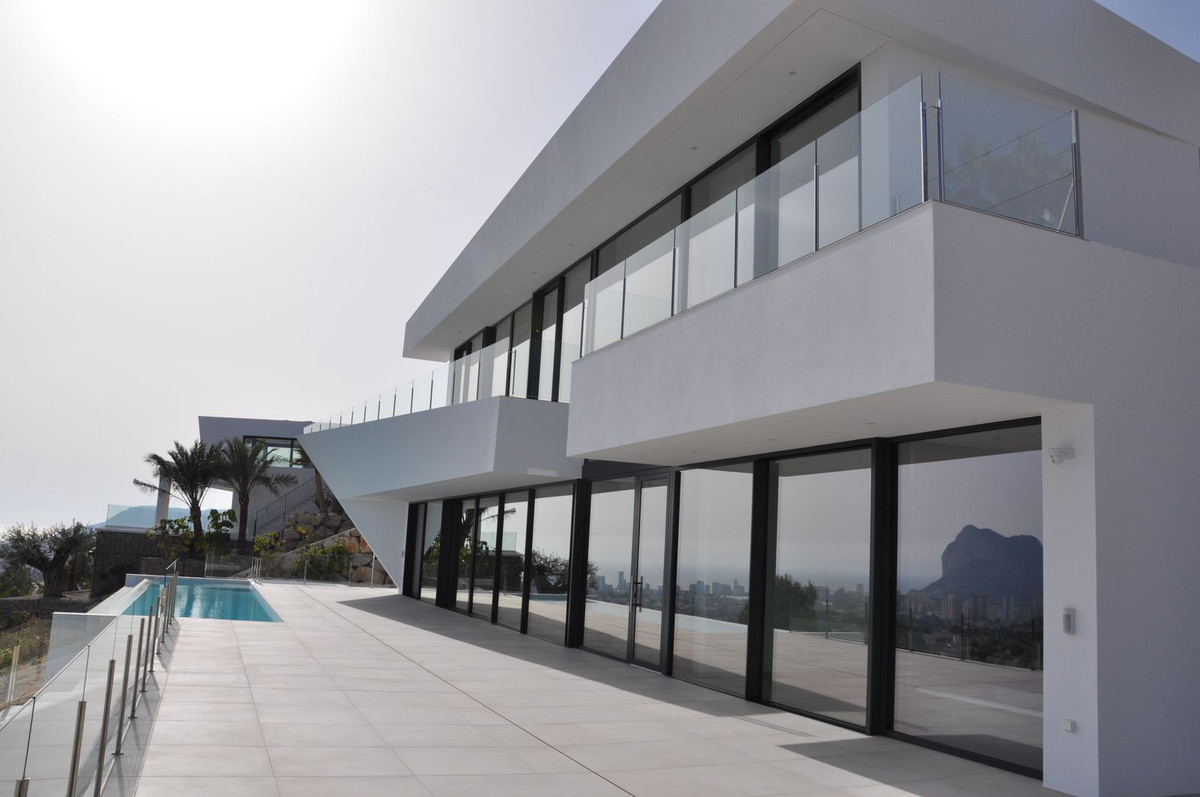 Instapklare moderne luxe villa met panoramisch zeezicht in Benissa