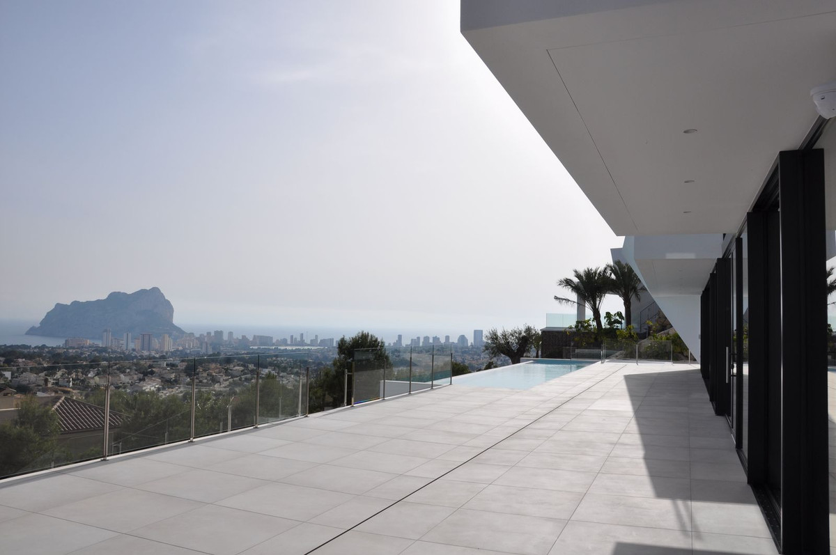 Instapklare moderne luxe villa met panoramisch zeezicht in Benissa