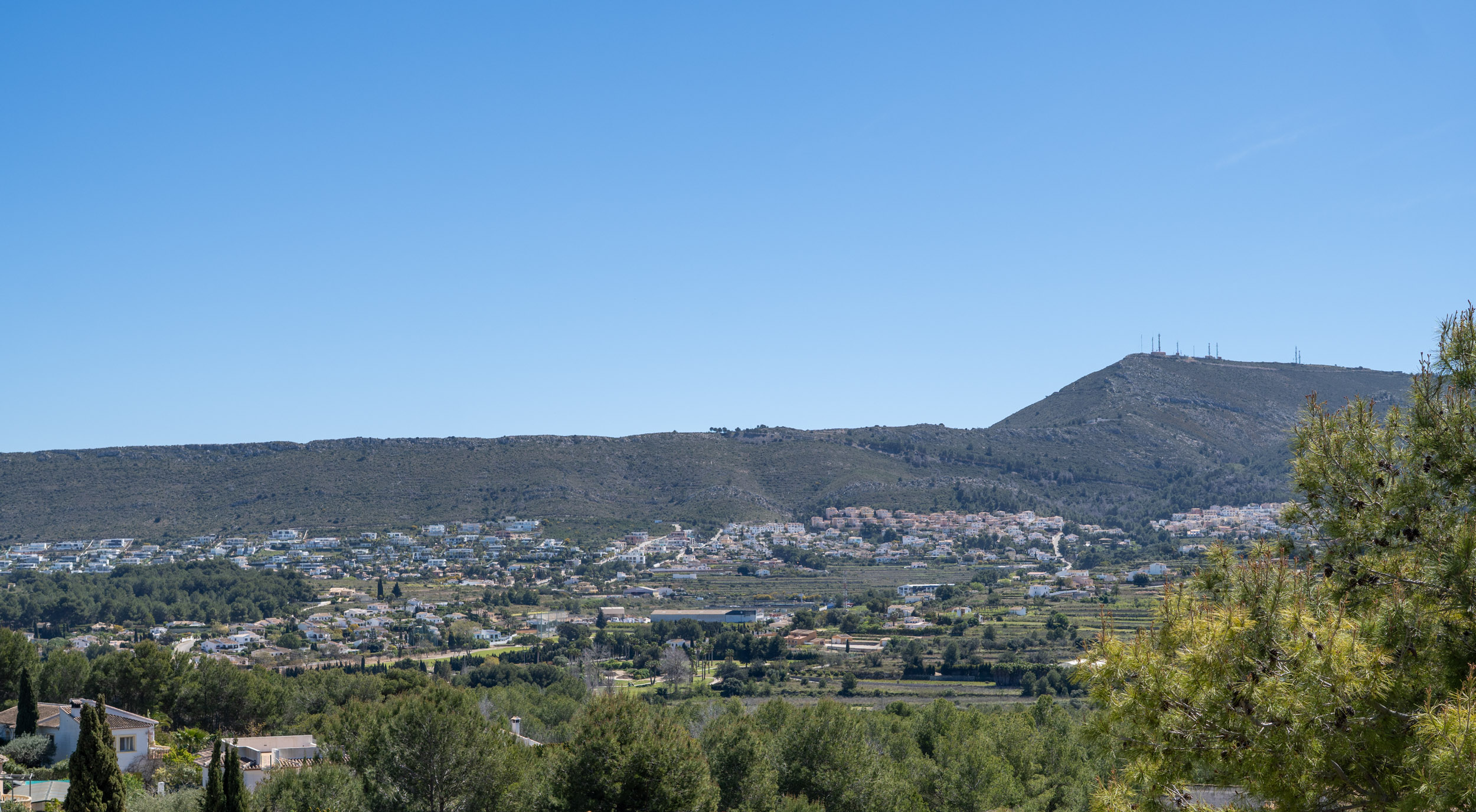 Ruime villa met gastenverblijf te koop in Javea