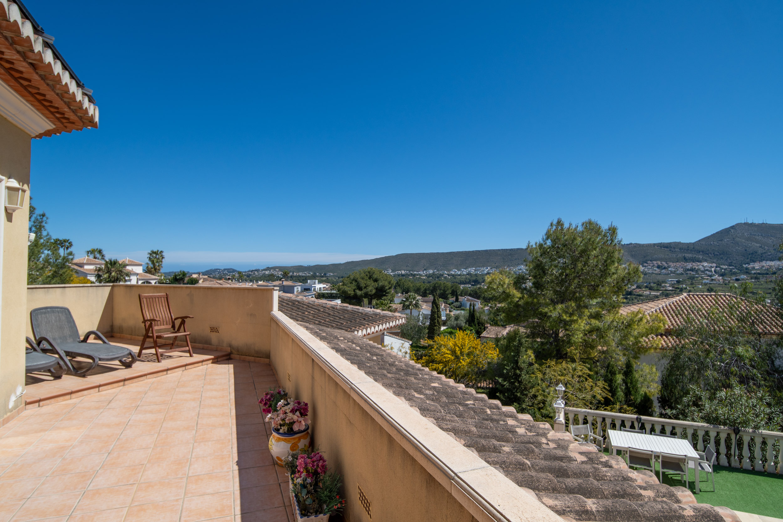 Ruime villa met gastenverblijf te koop in Javea