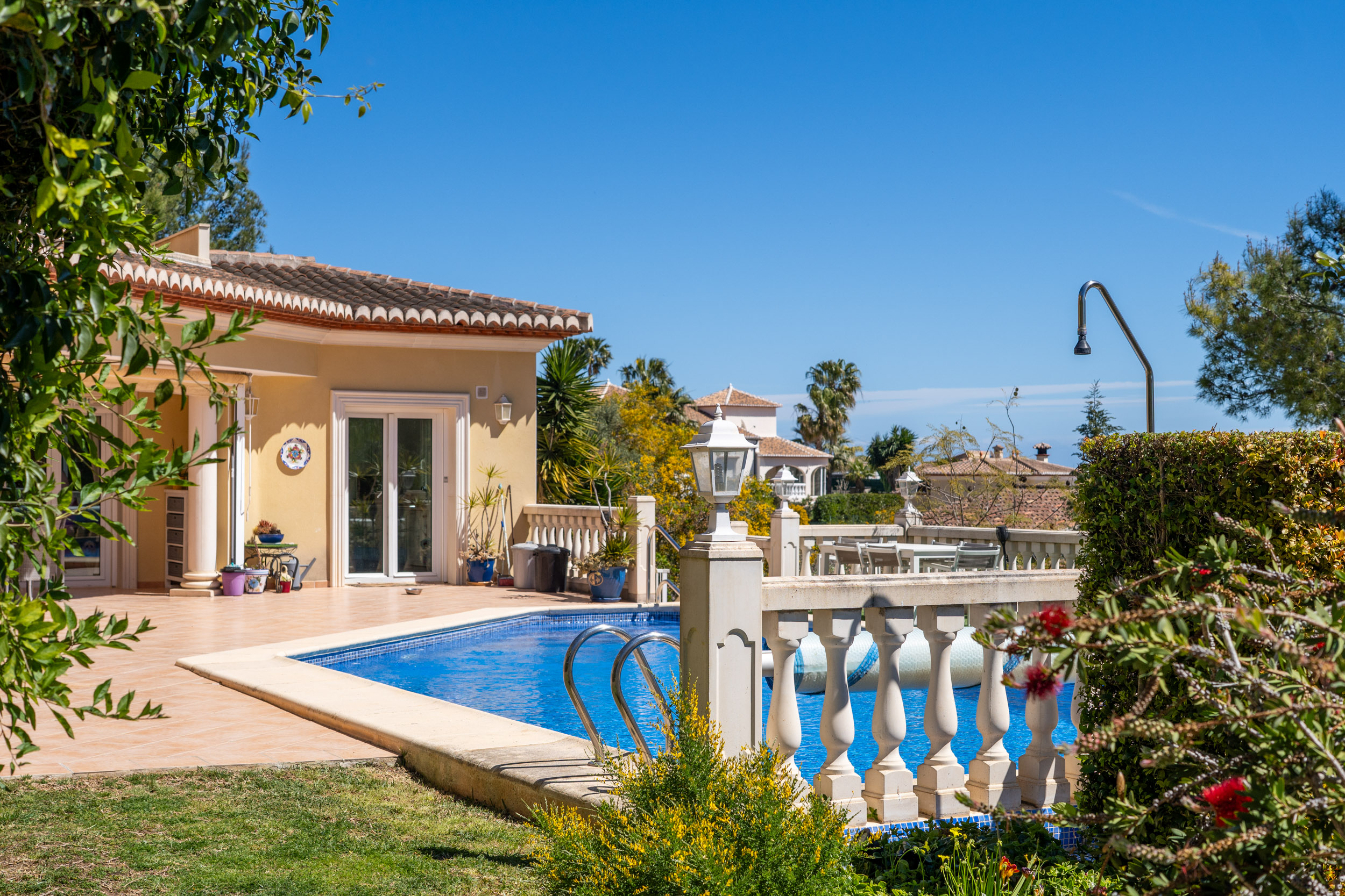 Ruime villa met gastenverblijf te koop in Javea