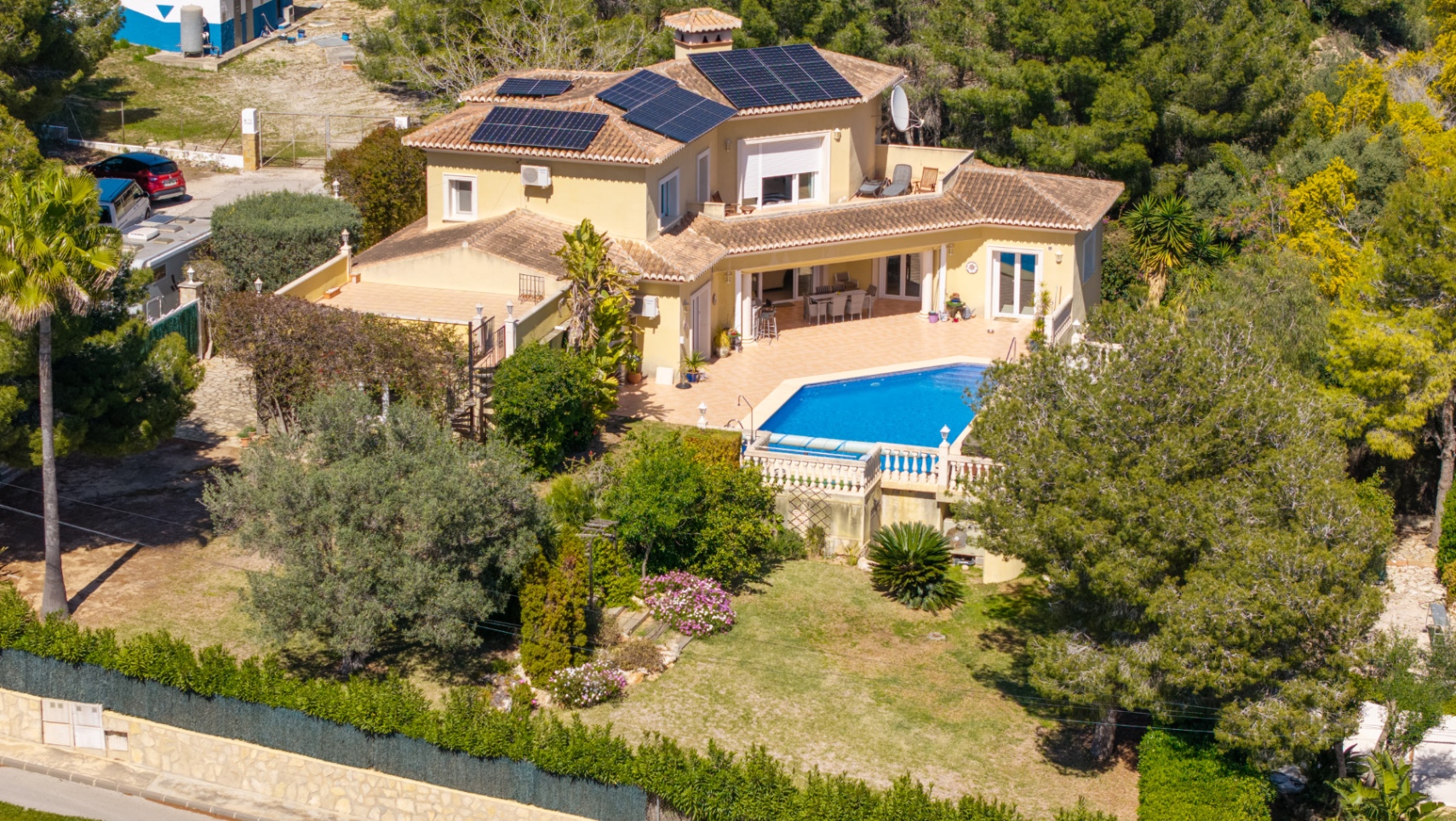 Ruime villa met gastenverblijf te koop in Javea