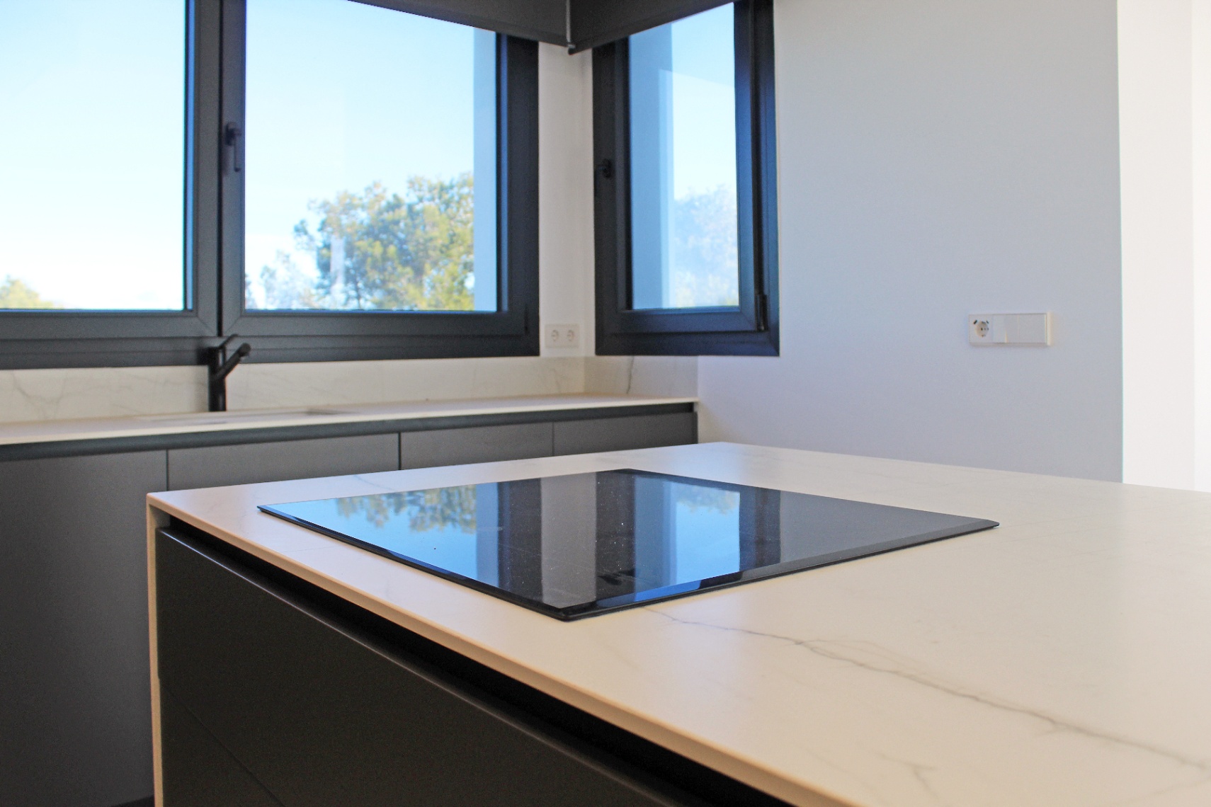 Luxe moderne villa met zeezicht in Moraira