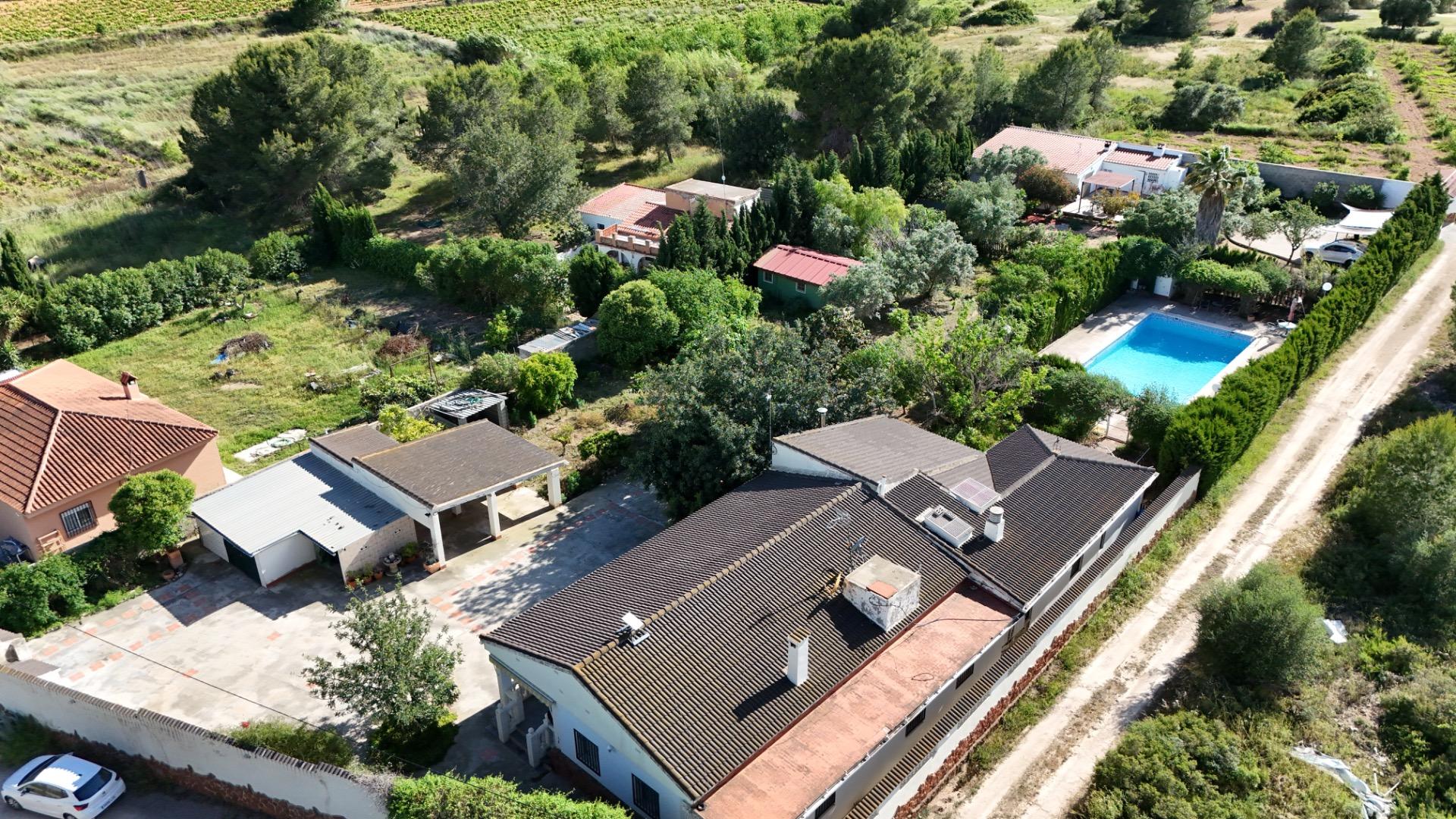 Ruime finca met 3 wooneenheden te koop in Villamarchante