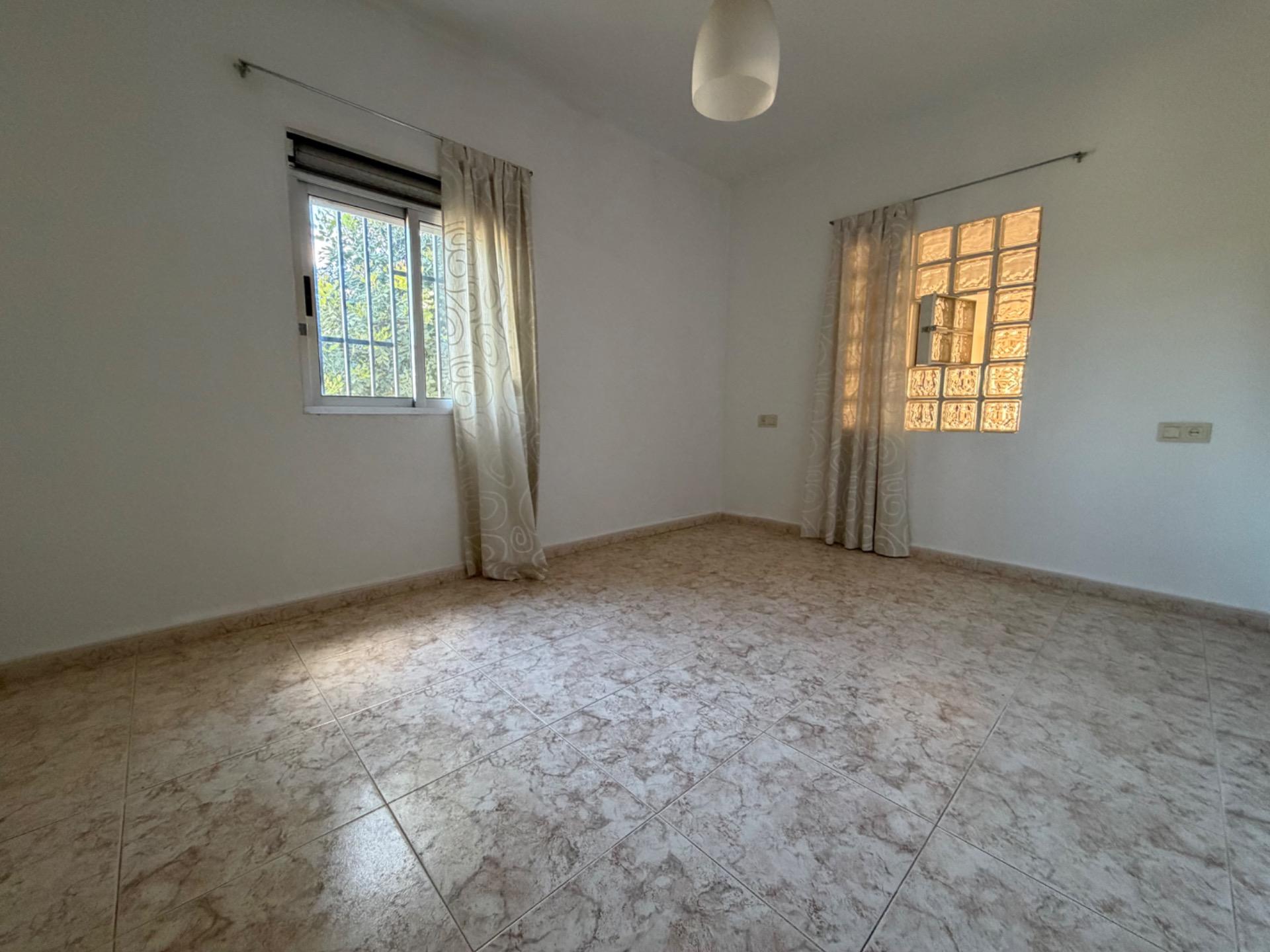 Ruime finca met 3 wooneenheden te koop in Villamarchante