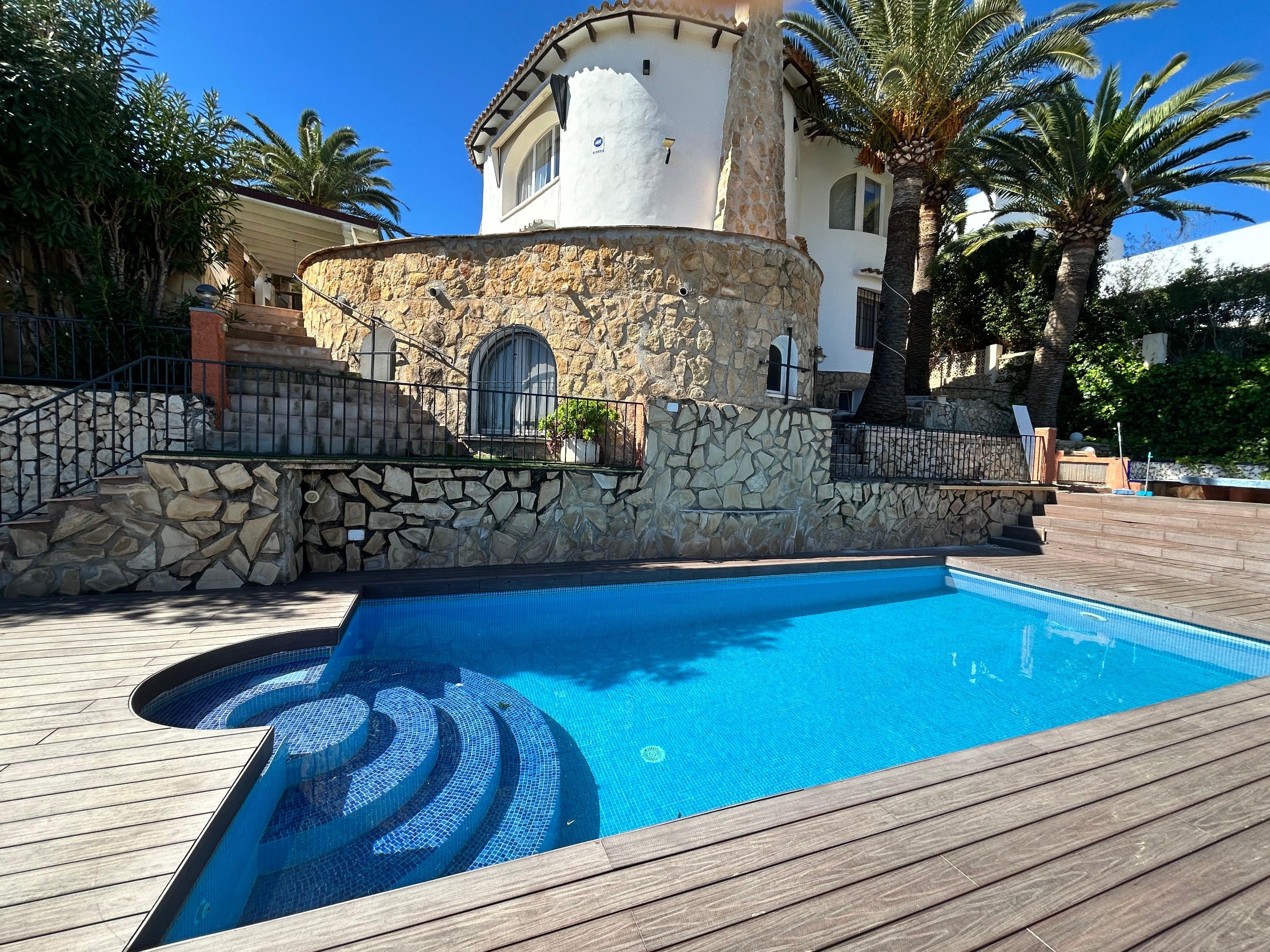 Gerenoveerde villa met 3 zelfstandige appartementen en zeezicht in Calpe