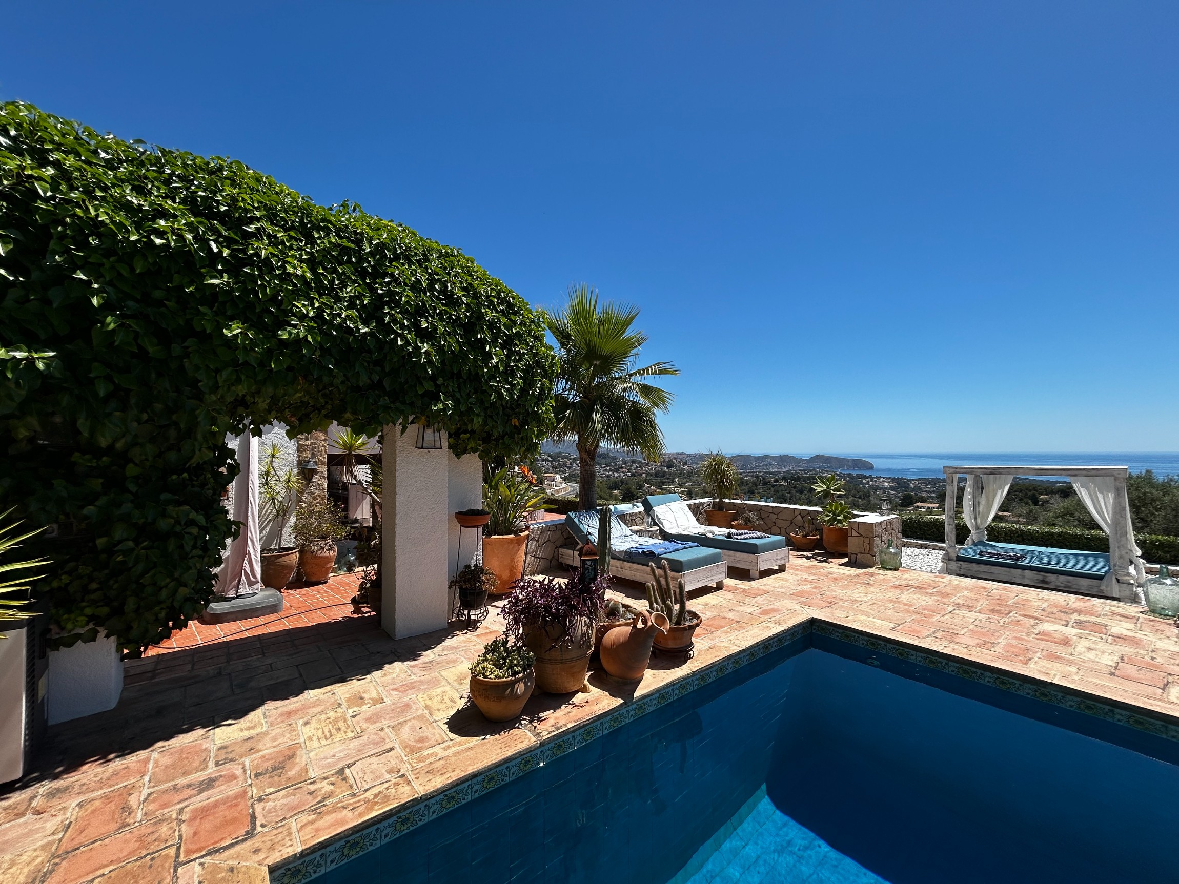 Spectaculair gerenoveerd landhuis in Ibiza-stijl met  zeezicht in Benissa