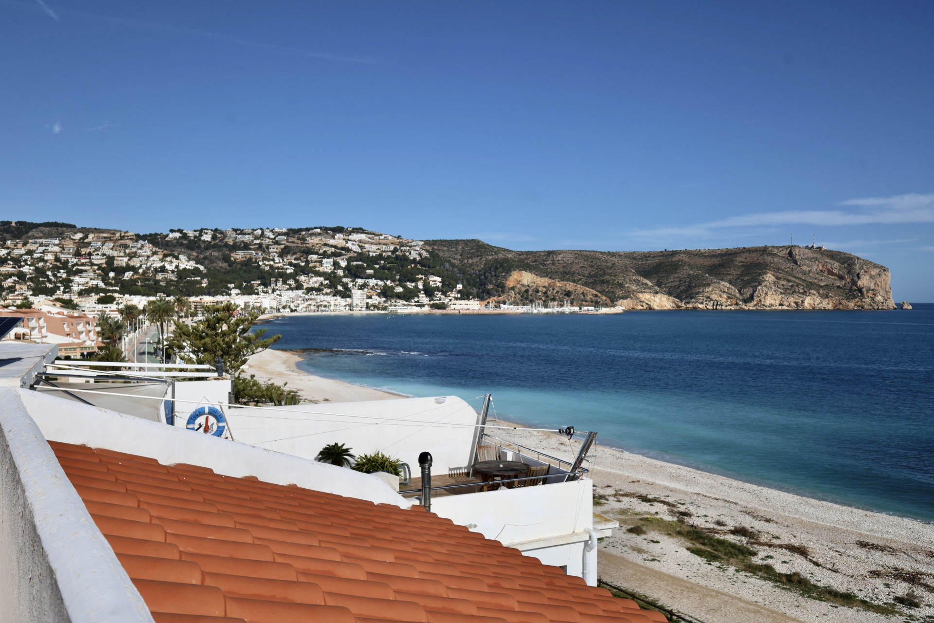 Twee geschakelde appartementen direct aan de kust van Javea