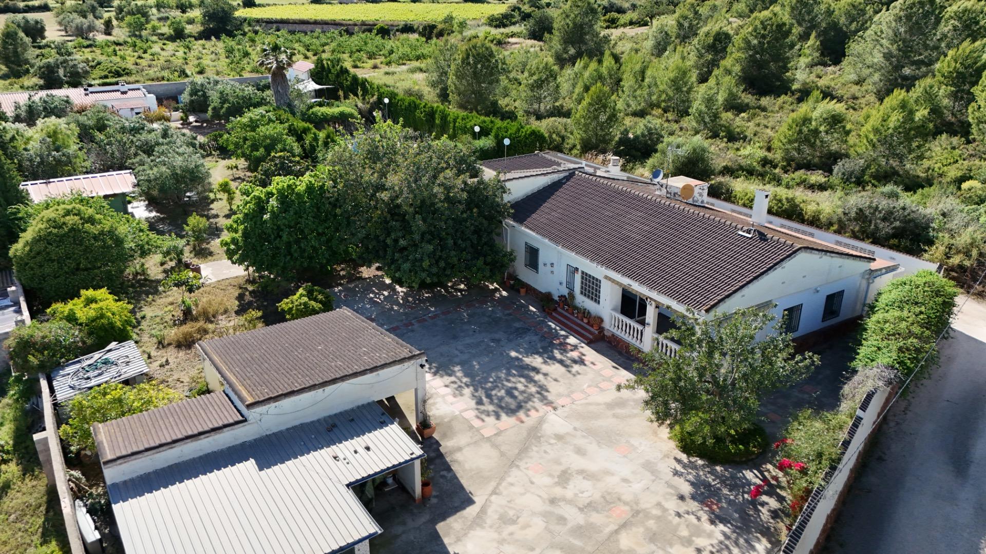 Ruime finca met 3 wooneenheden te koop in Villamarchante