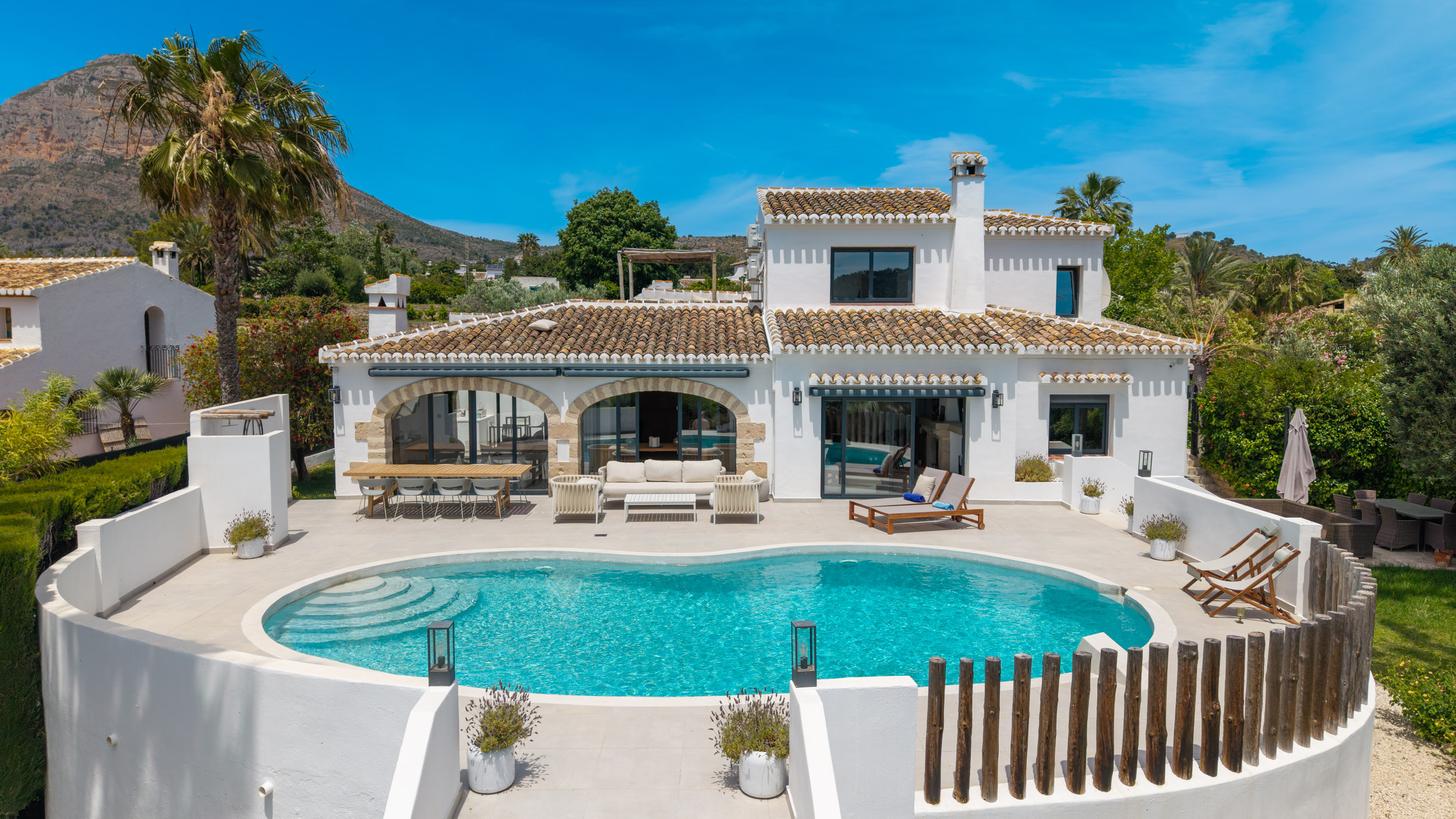 Gerenoveerde villa met zwembad te koop in Javea