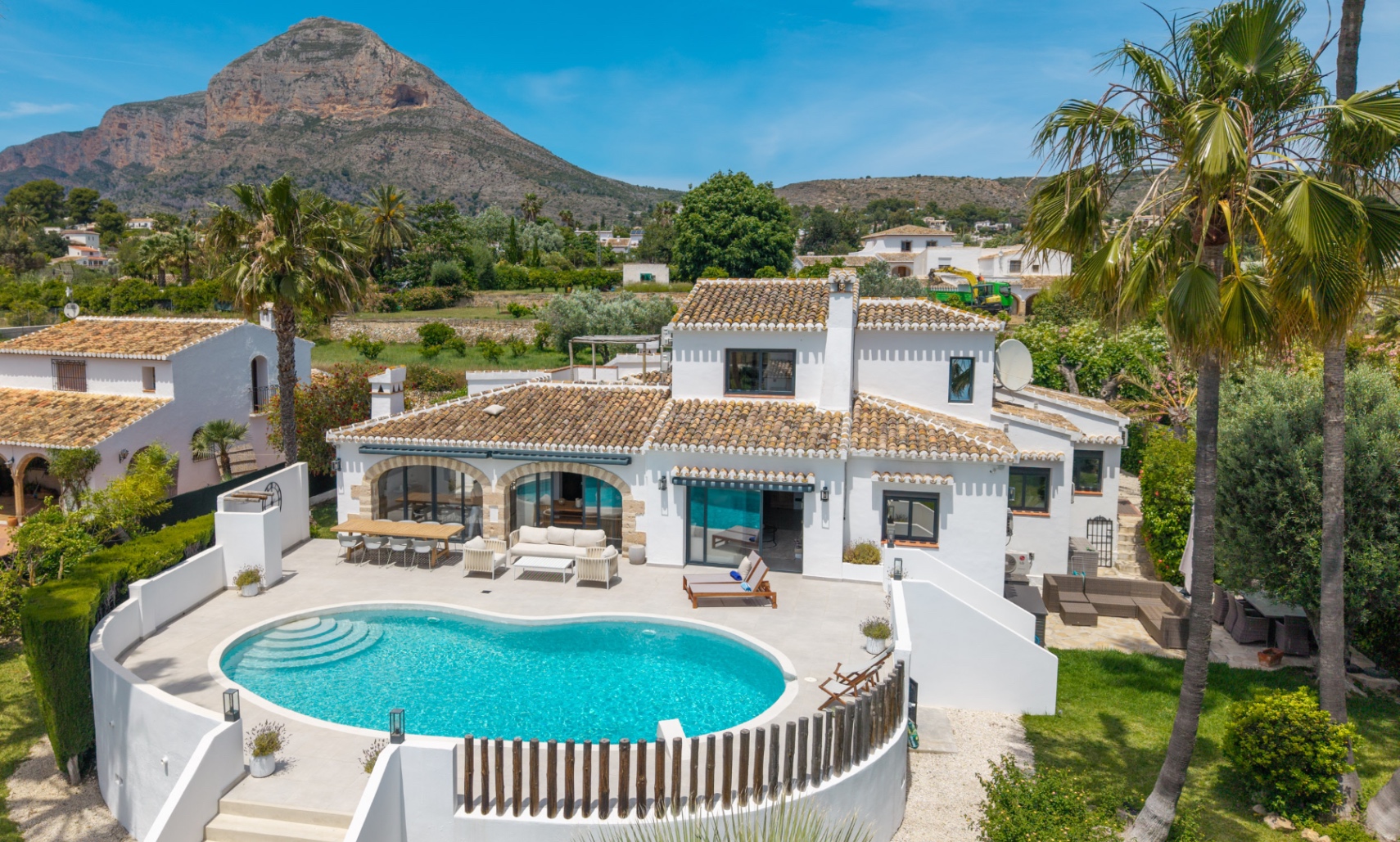 Gerenoveerde villa met zwembad te koop in Javea