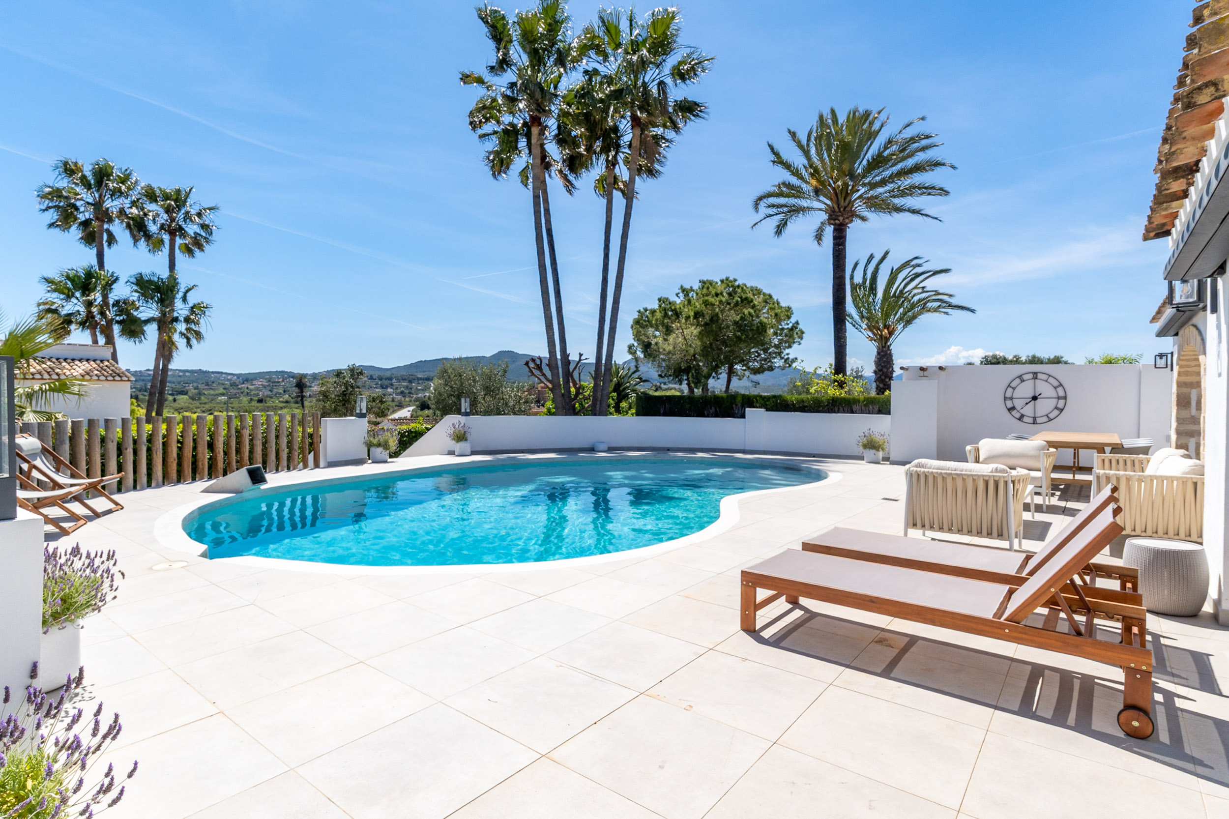 Gerenoveerde villa met zwembad te koop in Javea