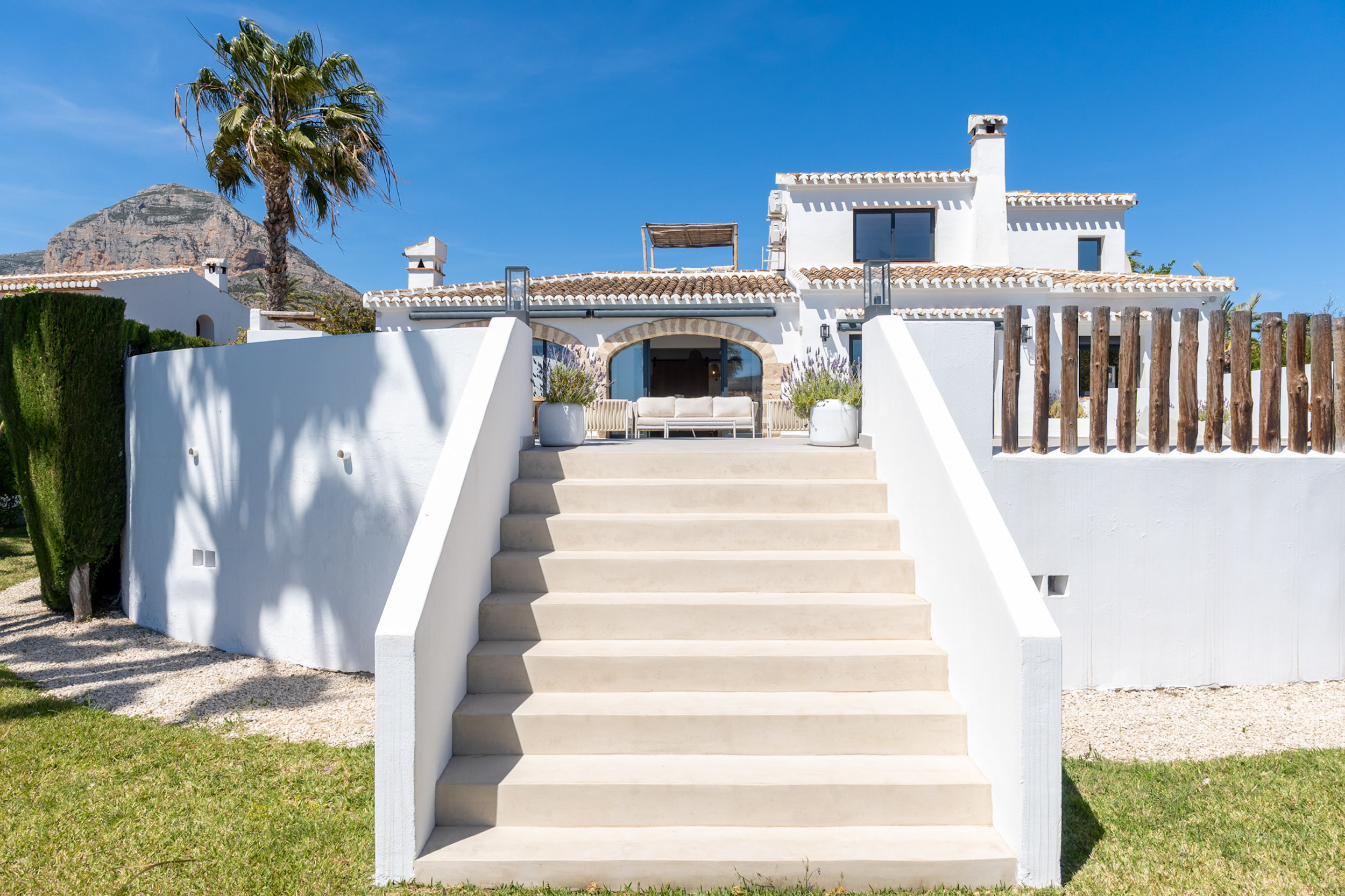 Gerenoveerde villa met zwembad te koop in Javea