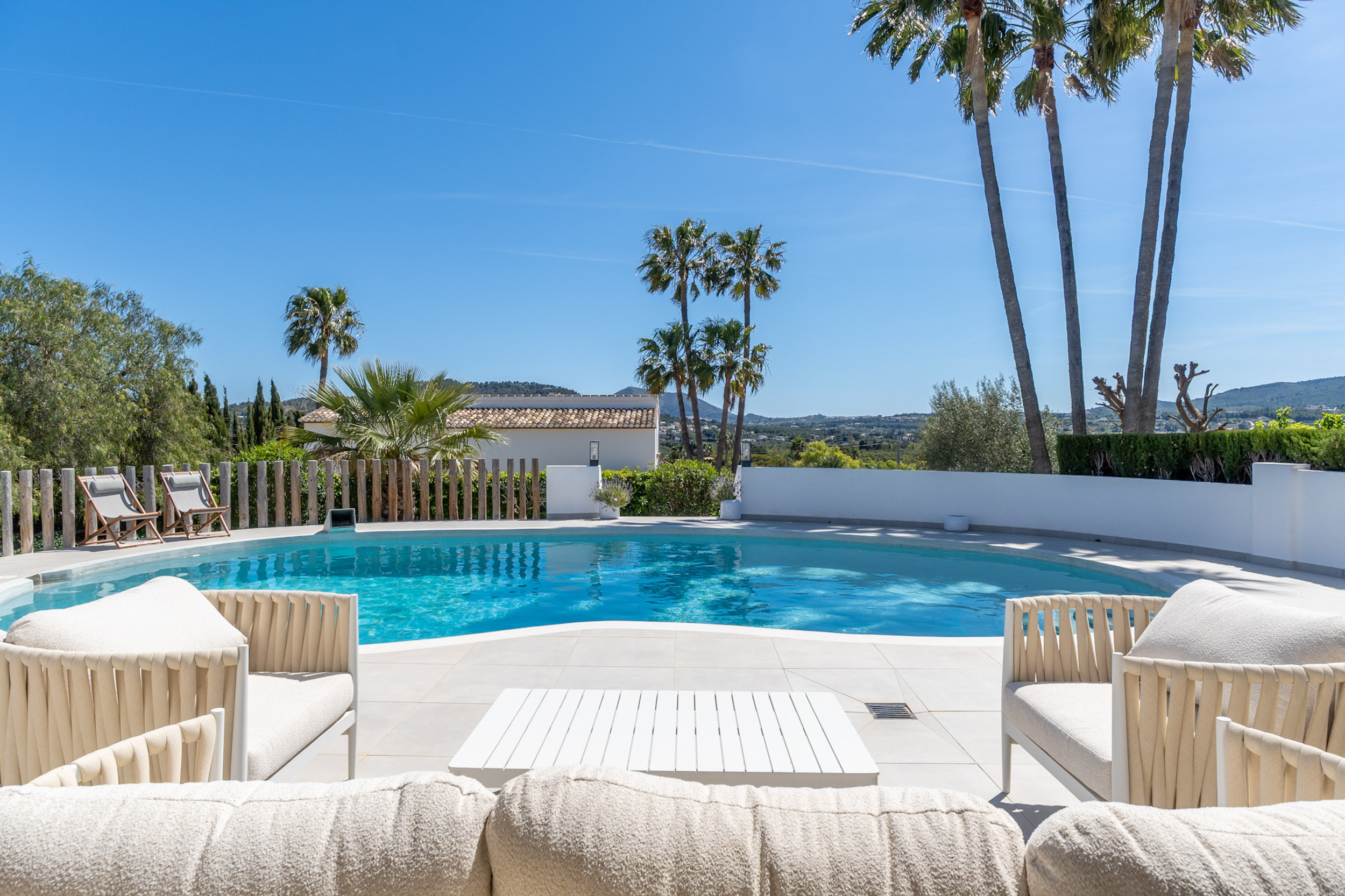Gerenoveerde villa met zwembad te koop in Javea