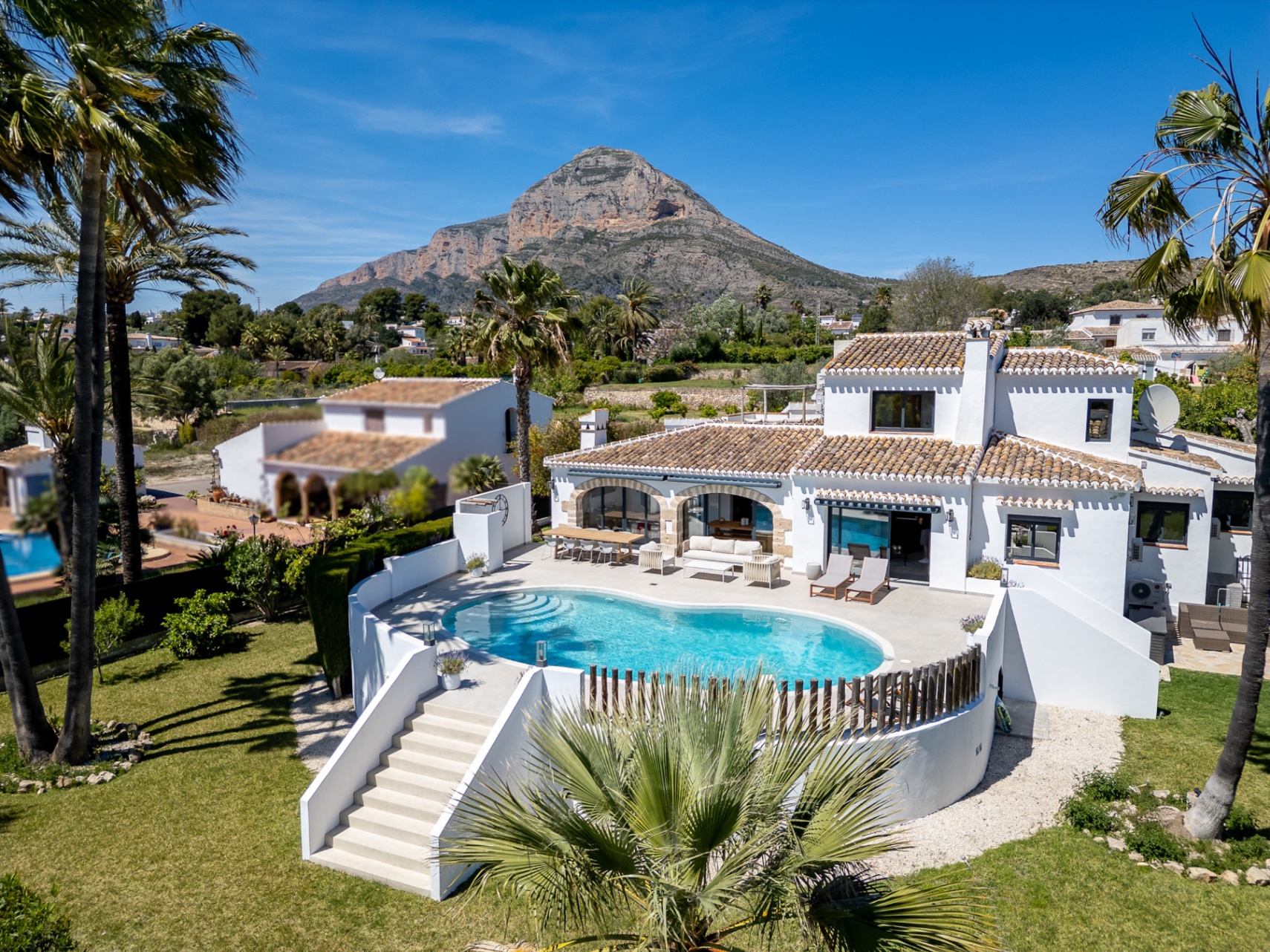 Gerenoveerde villa met zwembad te koop in Javea