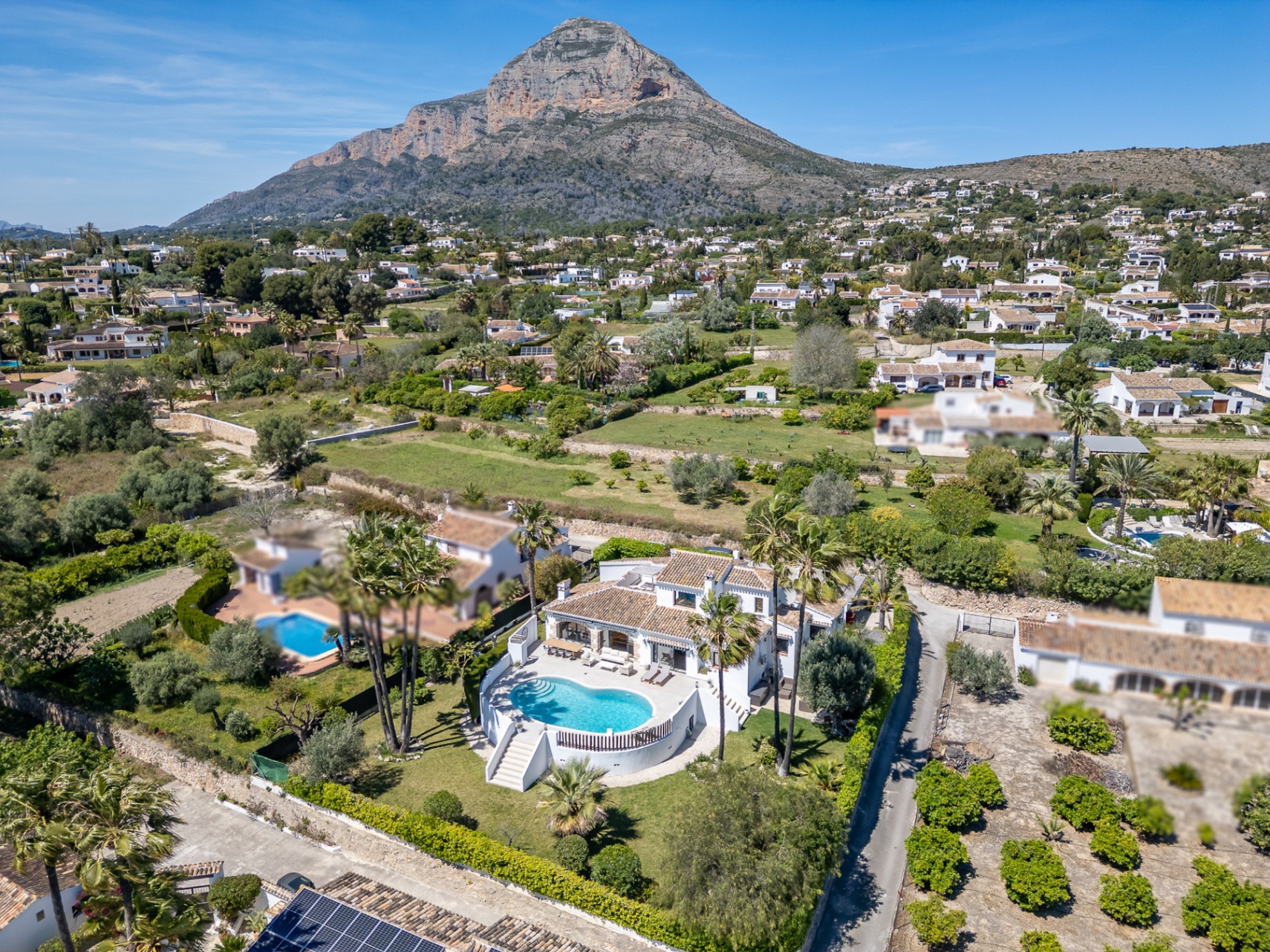 Gerenoveerde villa met zwembad te koop in Javea