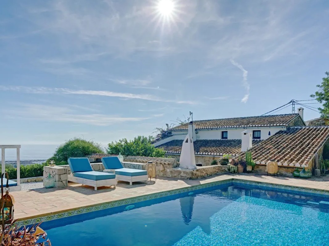 Spectaculair gerenoveerd landhuis in Ibiza-stijl met  zeezicht in Benissa