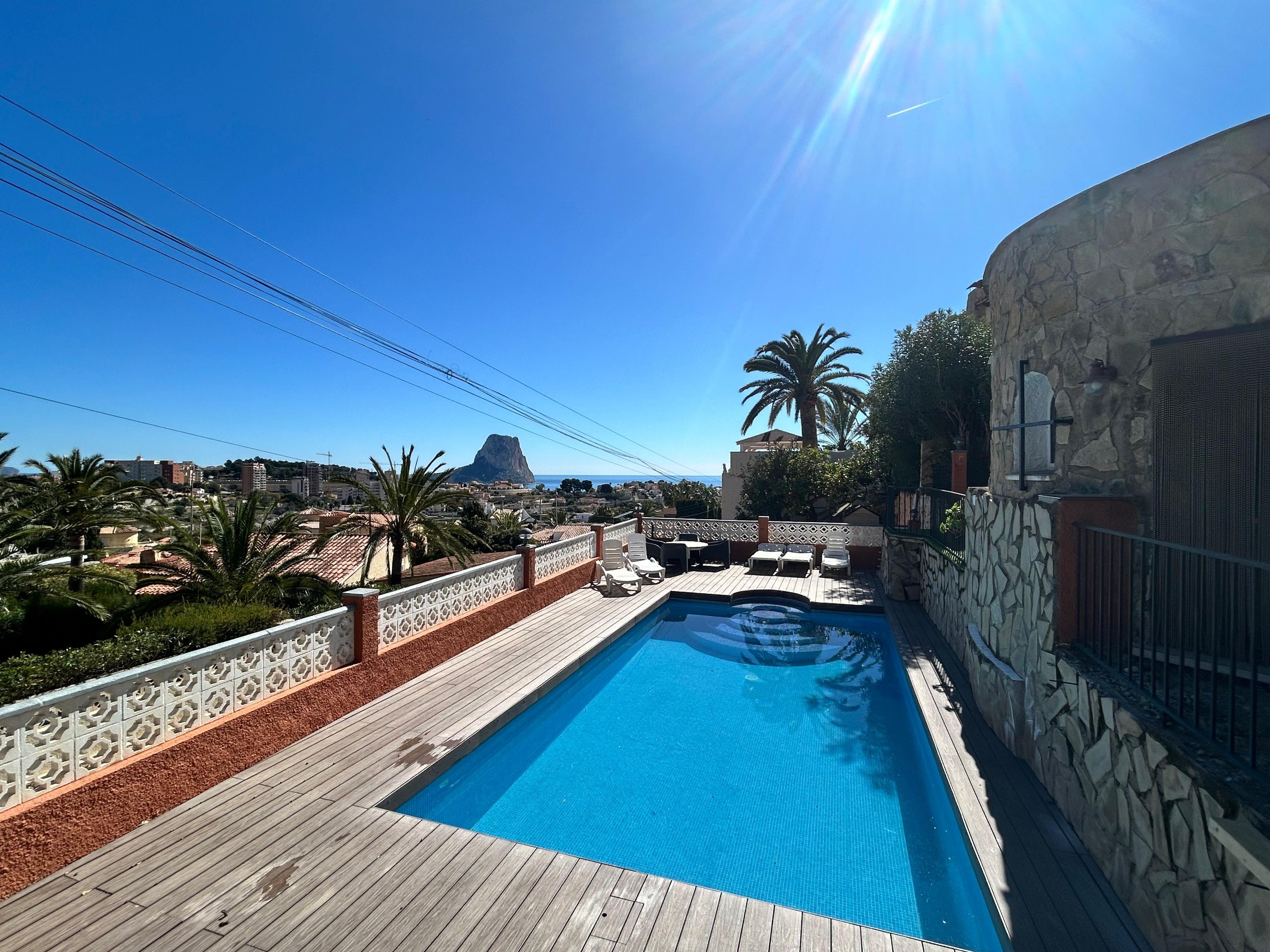Gerenoveerde villa met 3 zelfstandige appartementen en zeezicht in Calpe