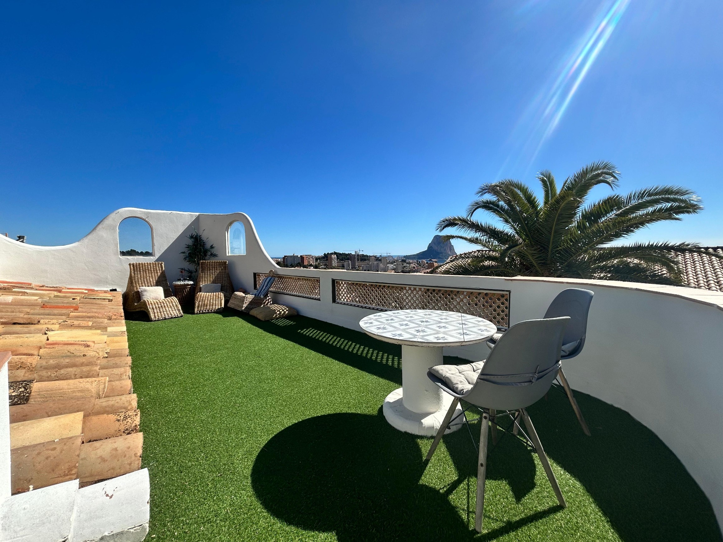 Gerenoveerde villa met 3 zelfstandige appartementen en zeezicht in Calpe